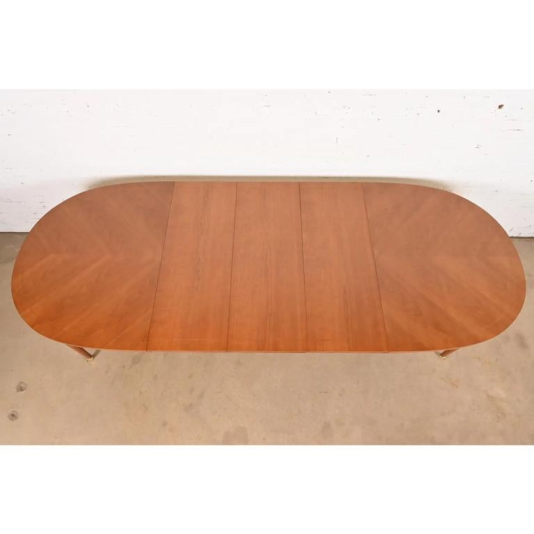 Laiton Kindel Furniture table de salle à manger Régence française en cerisier de style Louis XVI, revernie en vente