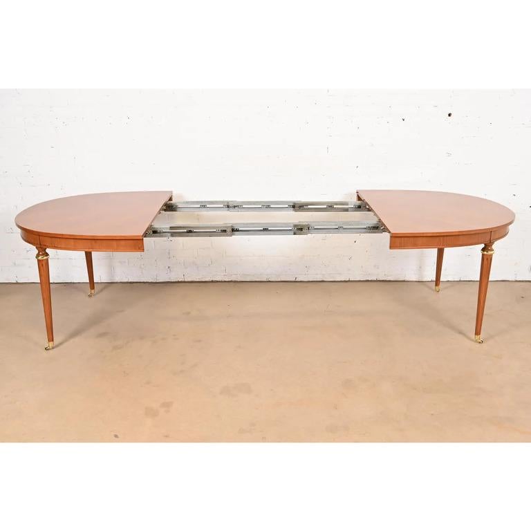 Kindel Furniture table de salle à manger Régence française en cerisier de style Louis XVI, revernie en vente 1