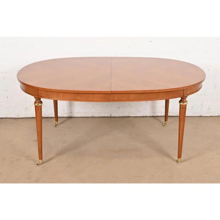 Kindel Furniture table de salle à manger Régence française en cerisier de style Louis XVI, revernie en vente 2