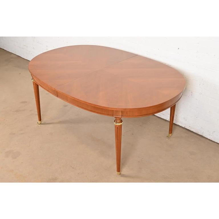 Kindel Furniture table de salle à manger Régence française en cerisier de style Louis XVI, revernie en vente 3
