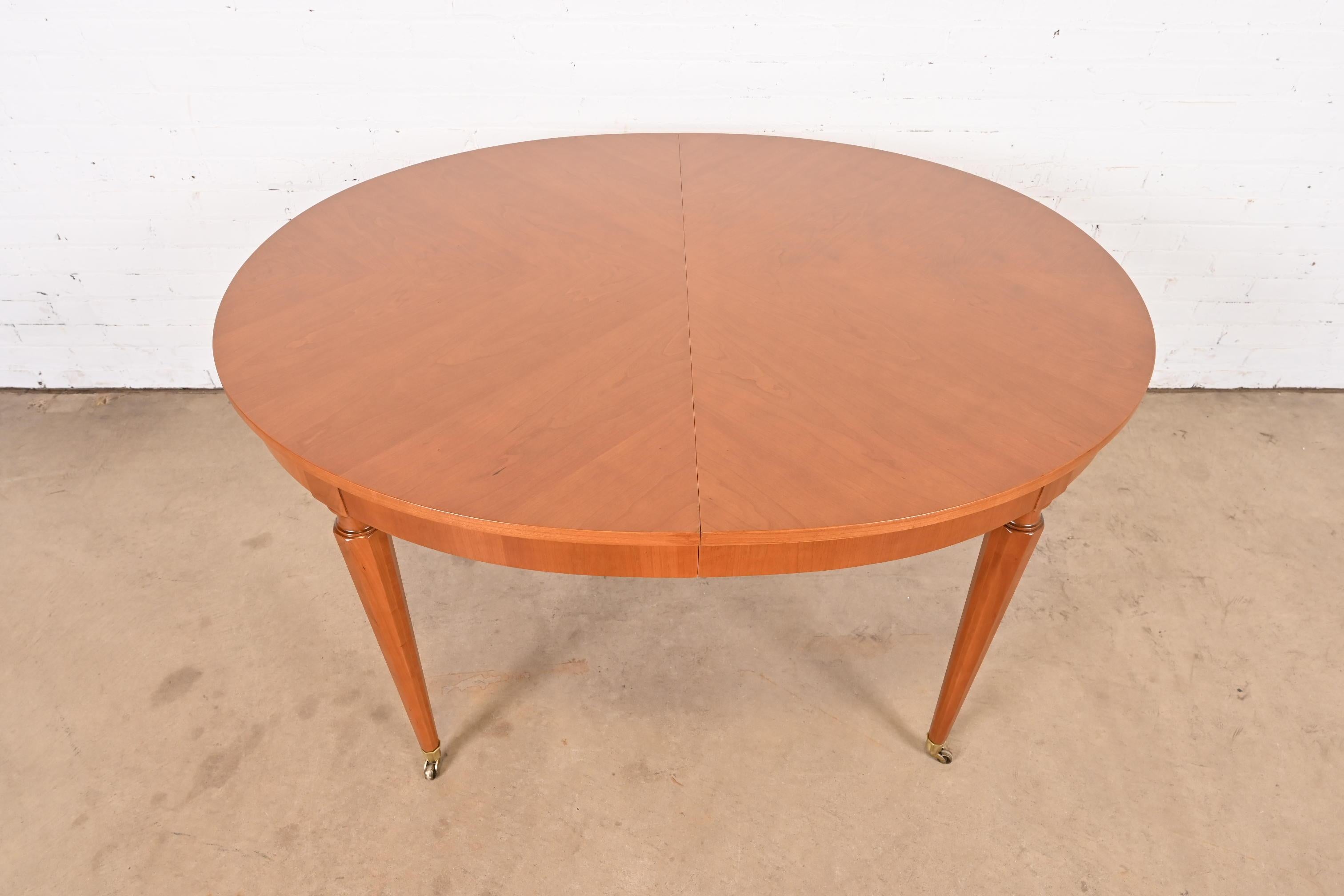 Kindel Furniture table de salle à manger à rallonge de style Régence française Louis XVI en cerisier en vente 4