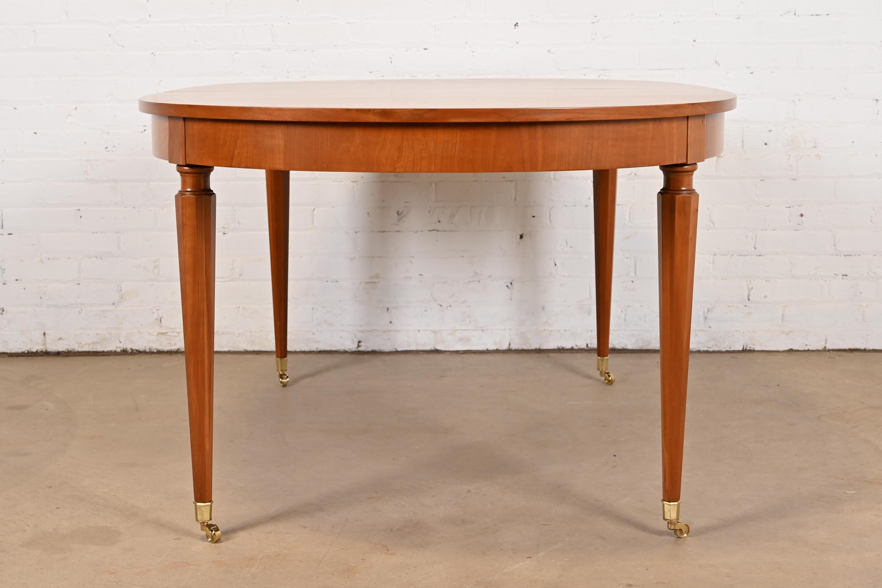 Kindel Furniture Regencia Francesa Luis XVI Mesa de comedor extensible de madera de cerezo en venta 4