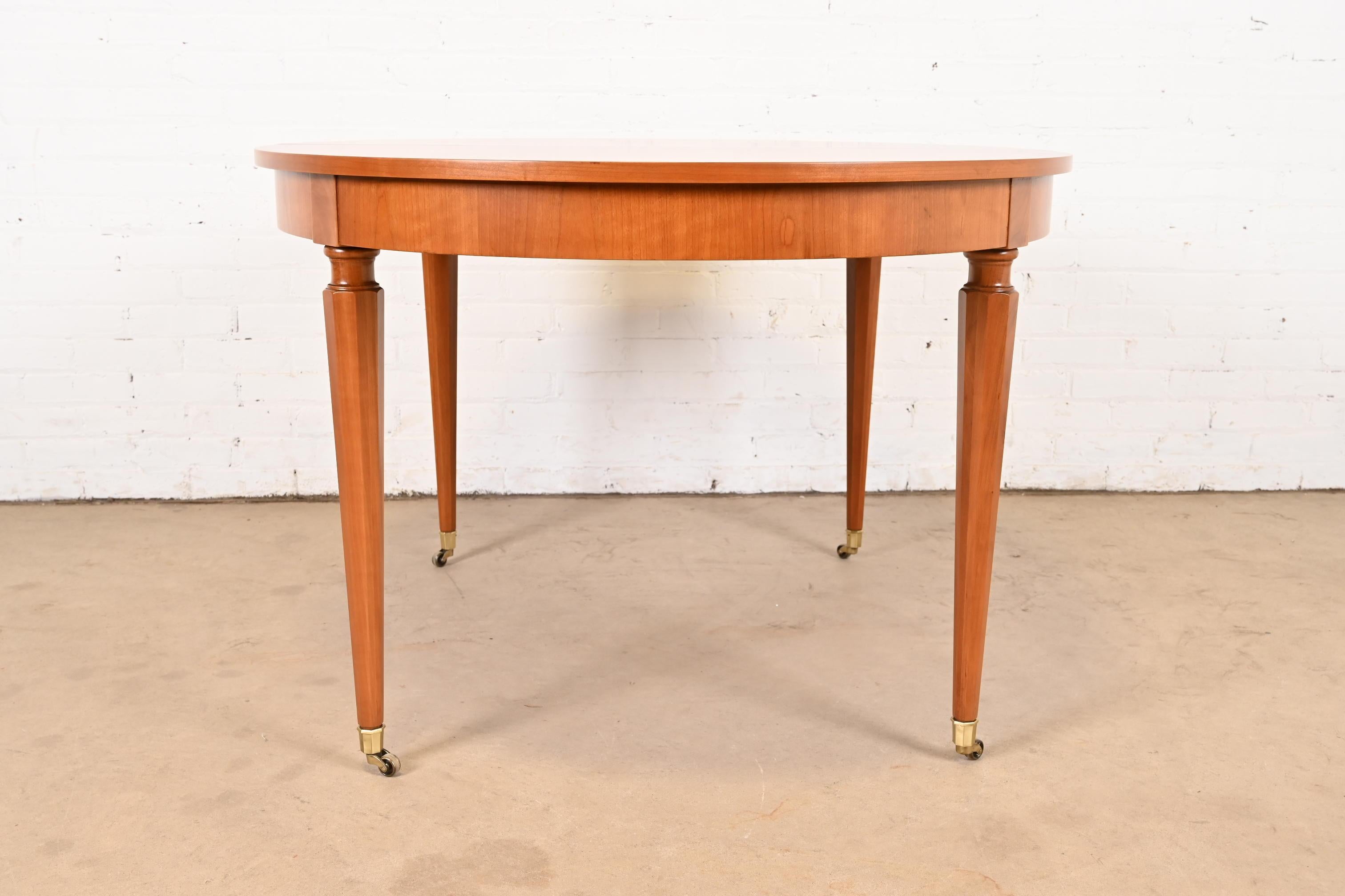 Kindel Furniture table de salle à manger à rallonge de style Régence française Louis XVI en cerisier en vente 5