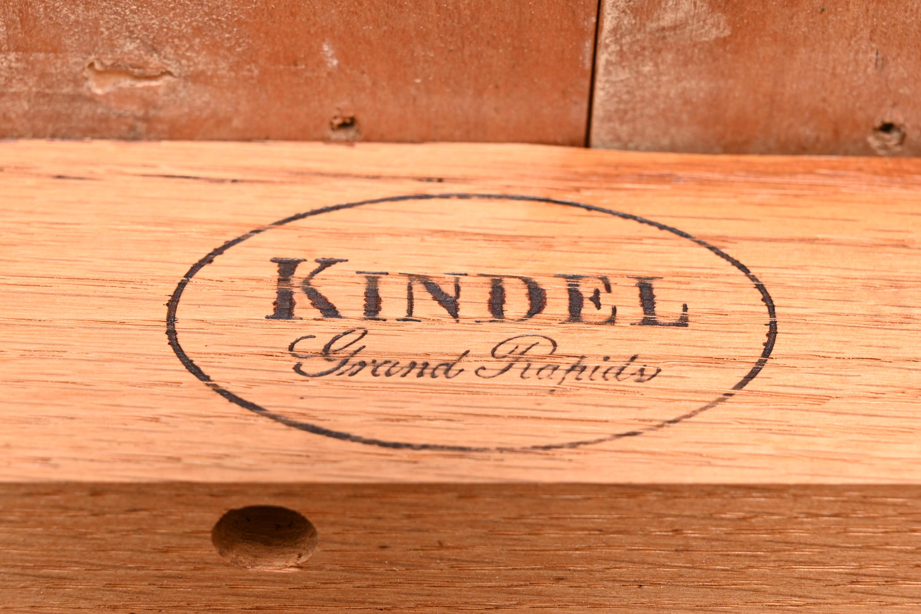 Kindel Furniture Regencia Francesa Luis XVI Mesa de comedor extensible de madera de cerezo en venta 5