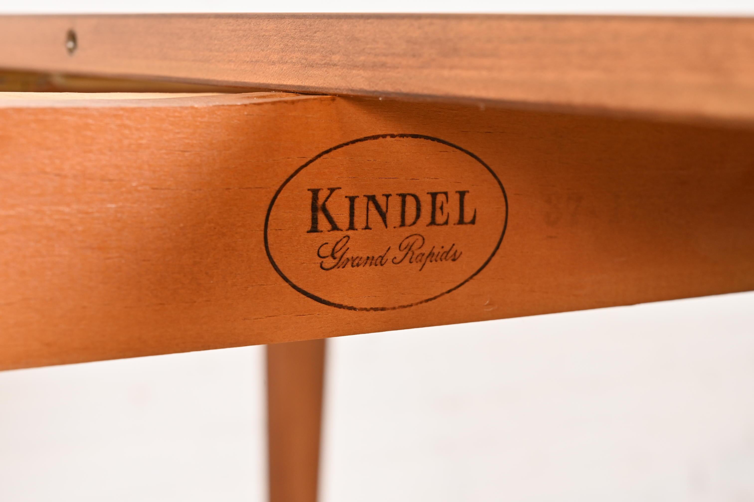 Kindel Furniture table de salle à manger à rallonge de style Régence française Louis XVI en cerisier en vente 6