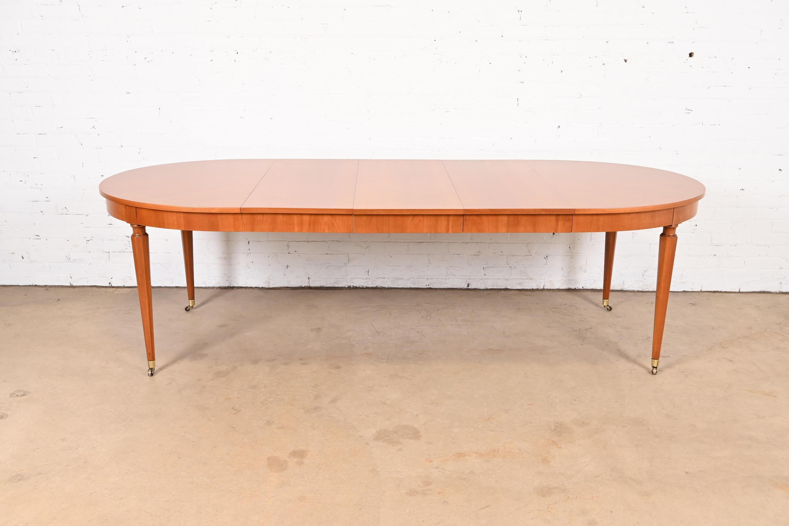 Exceptionnelle table de salle à manger à rallonge de style Louis XVI de la Régence française

Par Kindel Furniture

USA, Circa 1960

Magnifique bois de cerisier assorti aux livres, avec pieds et roulettes en laiton.

Dimensions : 52 