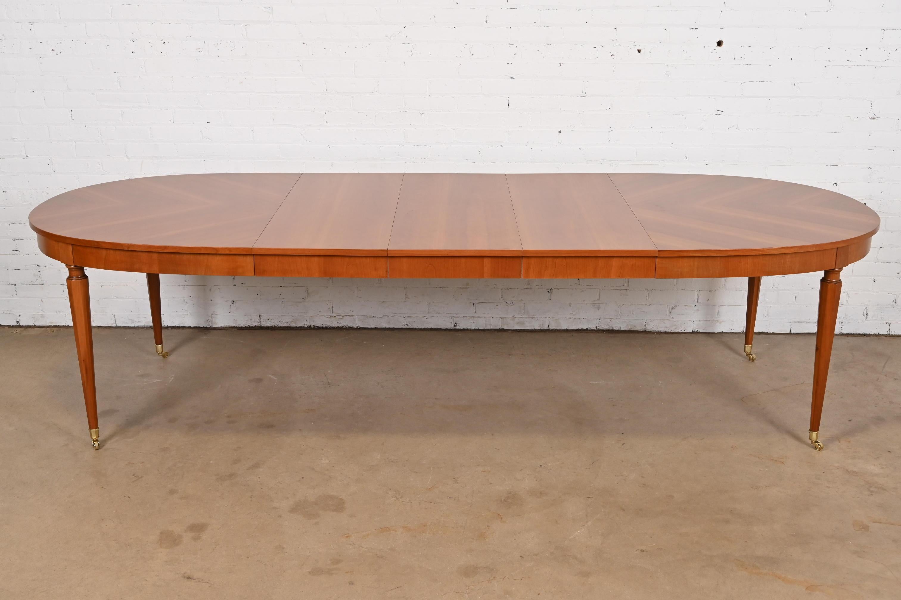 Una excepcional mesa de comedor extensible estilo Luis XVI de la Regencia francesa

Por Kindel Furniture

EE.UU., alrededor de 1960

Preciosa madera de cerezo a juego con los libros, con pies rematados en latón sobre ruedas de latón.

Medidas: 66