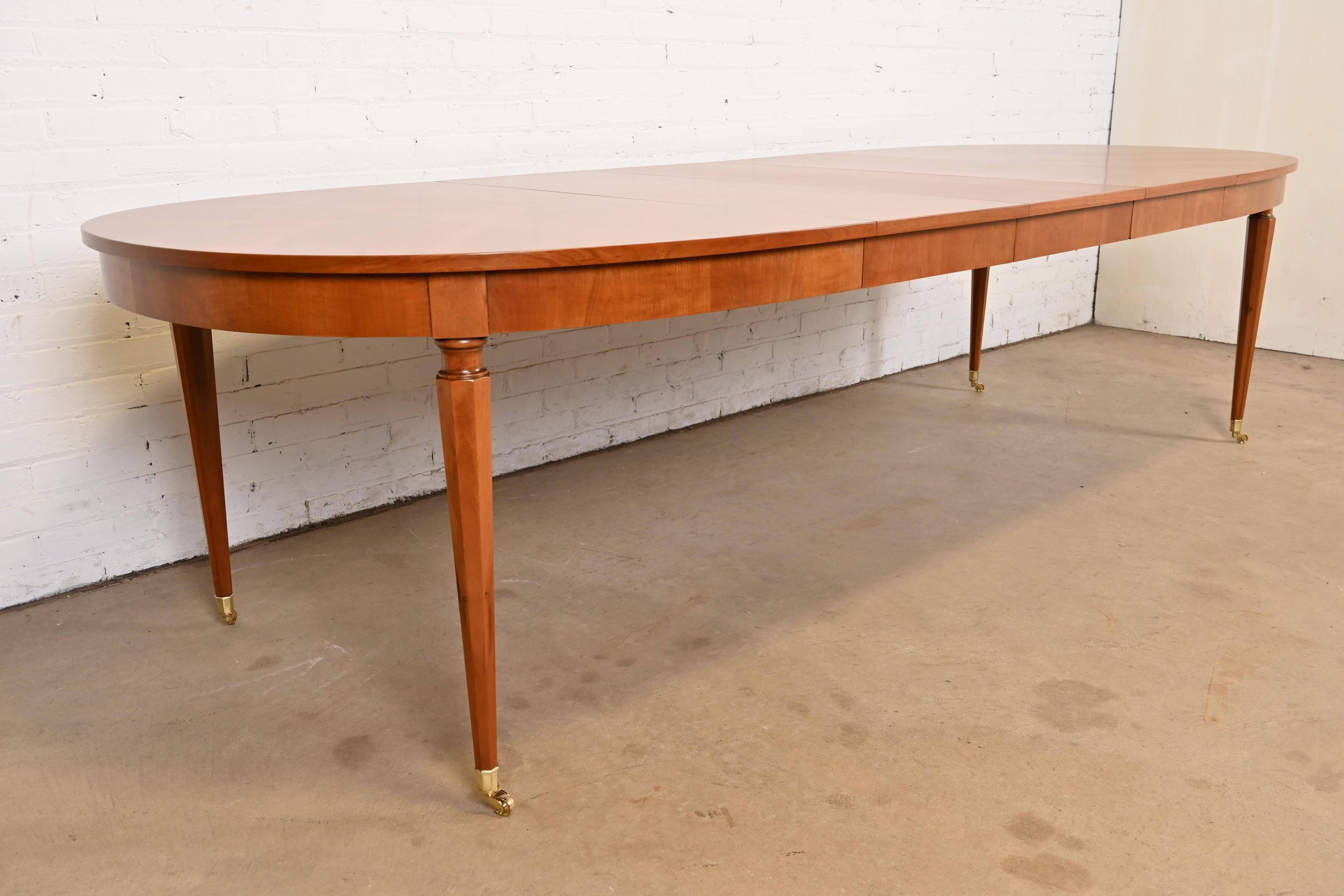 Kindel Furniture Regencia Francesa Luis XVI Mesa de comedor extensible de madera de cerezo Estadounidense en venta