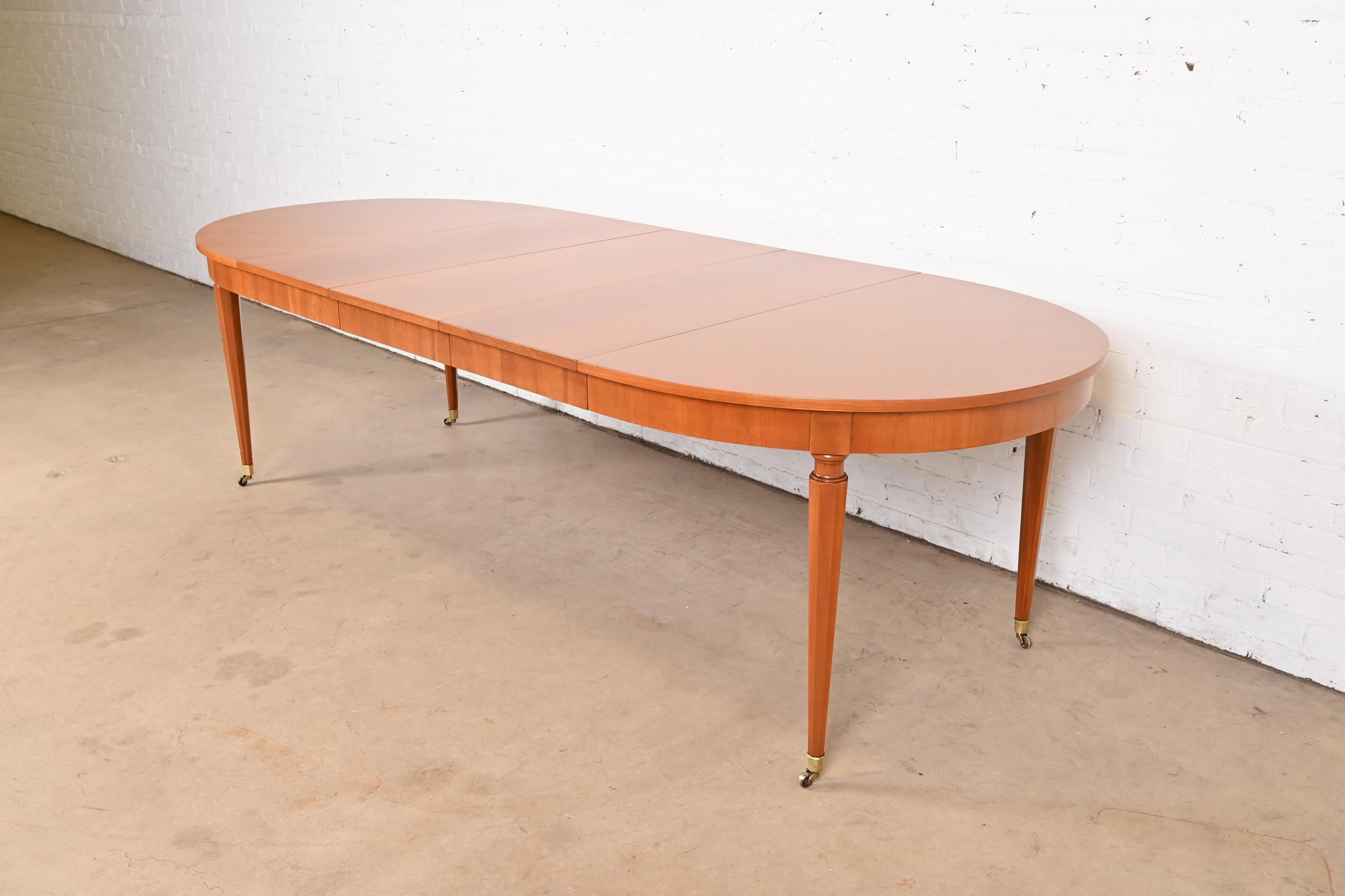 Kindel Furniture table de salle à manger à rallonge de style Régence française Louis XVI en cerisier Bon état - En vente à South Bend, IN