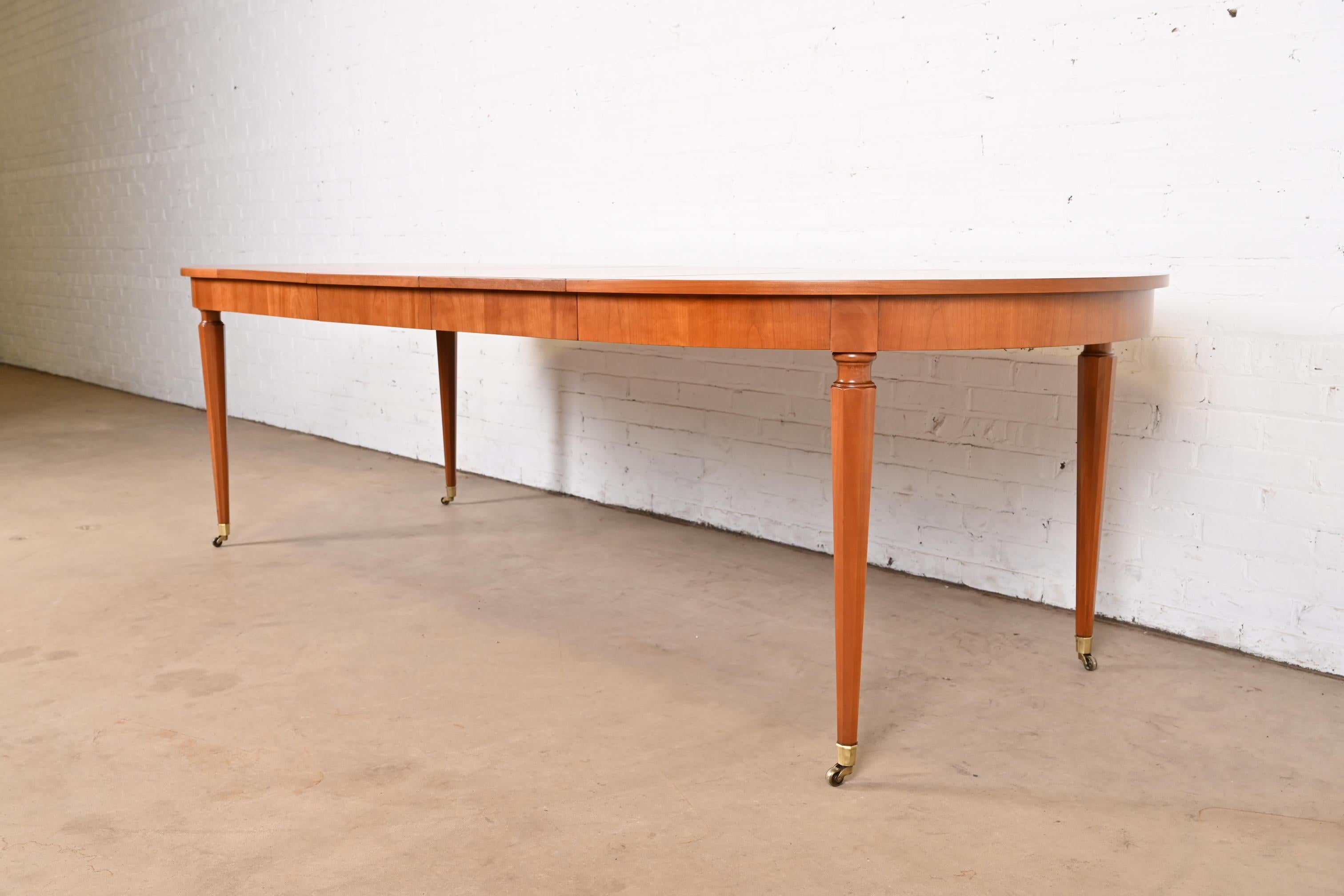 Milieu du XXe siècle Kindel Furniture table de salle à manger à rallonge de style Régence française Louis XVI en cerisier en vente