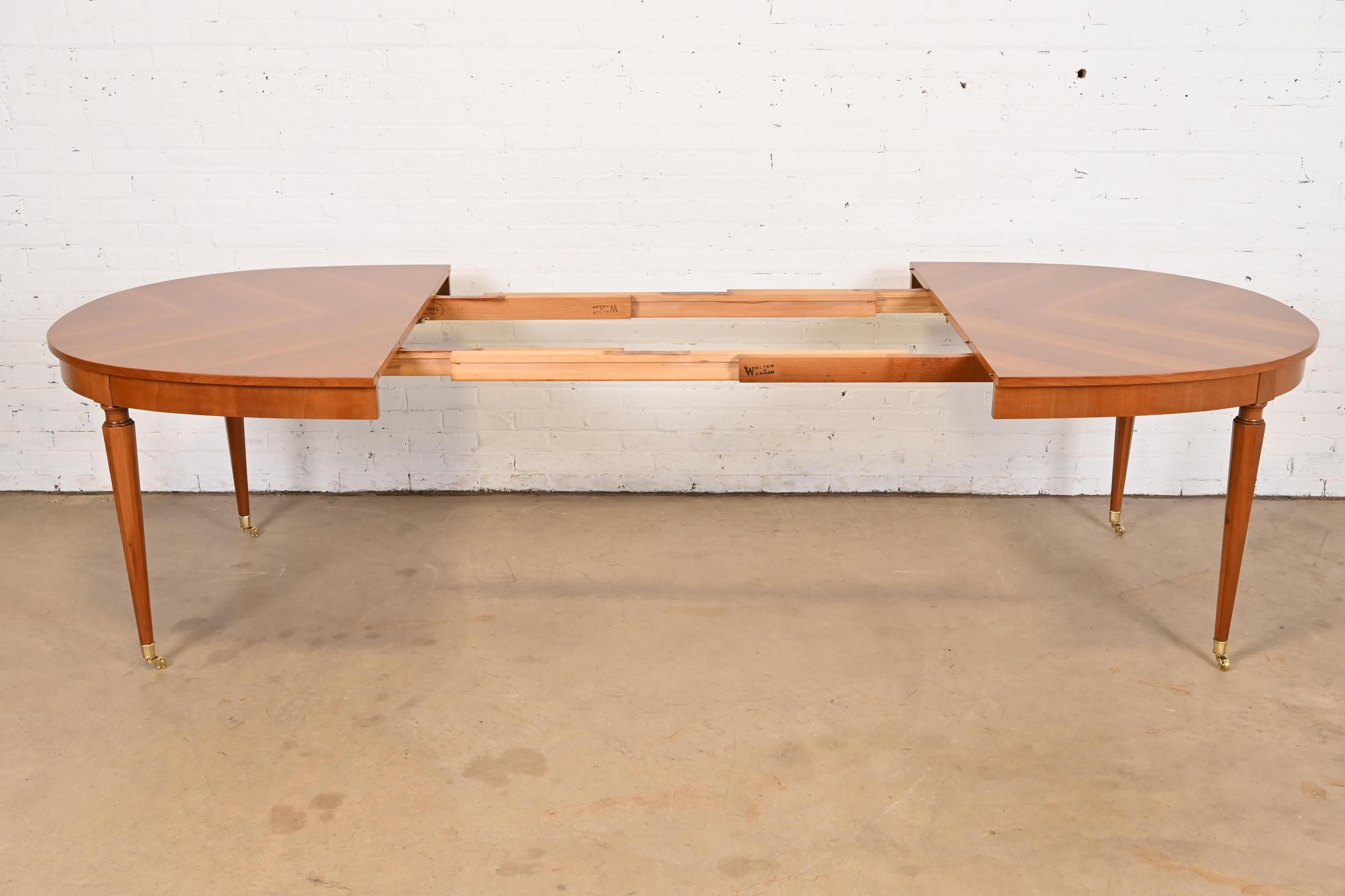 Kindel Furniture Regencia Francesa Luis XVI Mesa de comedor extensible de madera de cerezo mediados del siglo XX en venta