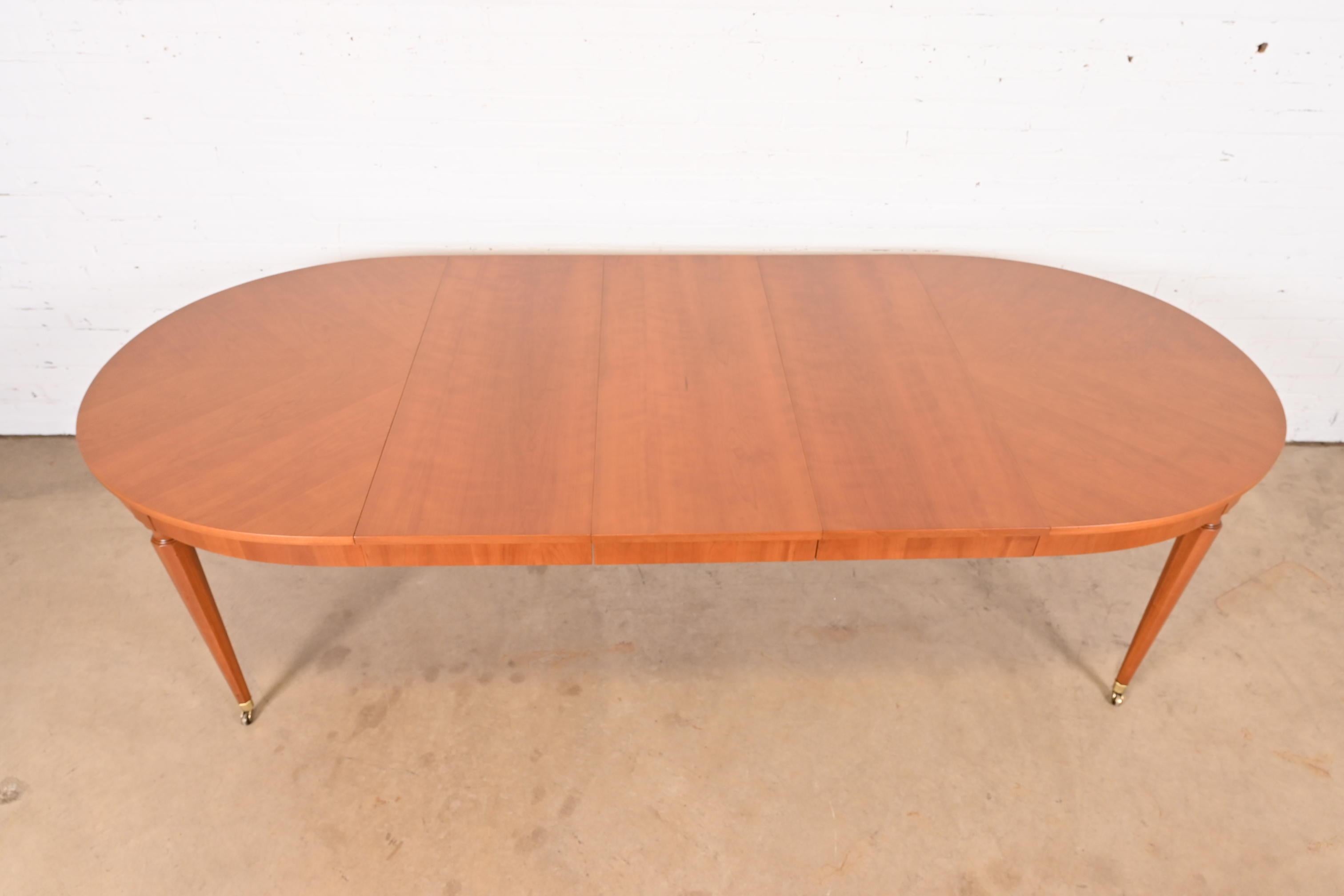 Laiton Kindel Furniture table de salle à manger à rallonge de style Régence française Louis XVI en cerisier en vente