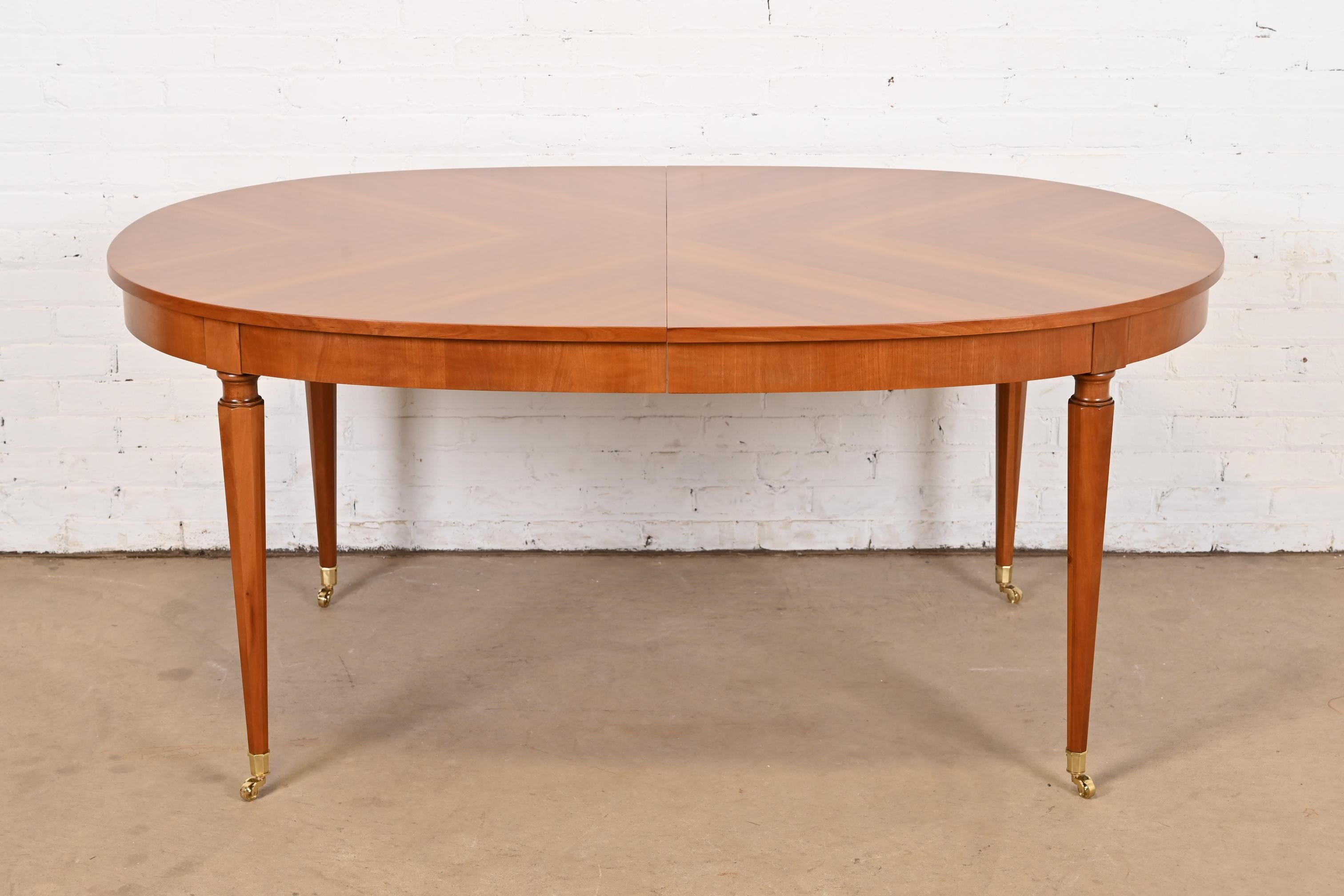 Kindel Furniture Regencia Francesa Luis XVI Mesa de comedor extensible de madera de cerezo Latón en venta