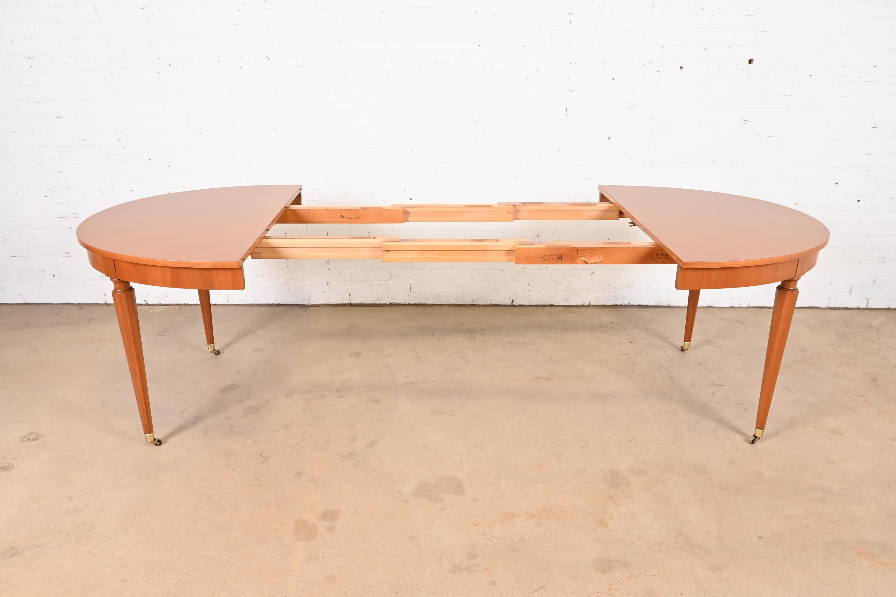 Kindel Furniture table de salle à manger à rallonge de style Régence française Louis XVI en cerisier en vente 1