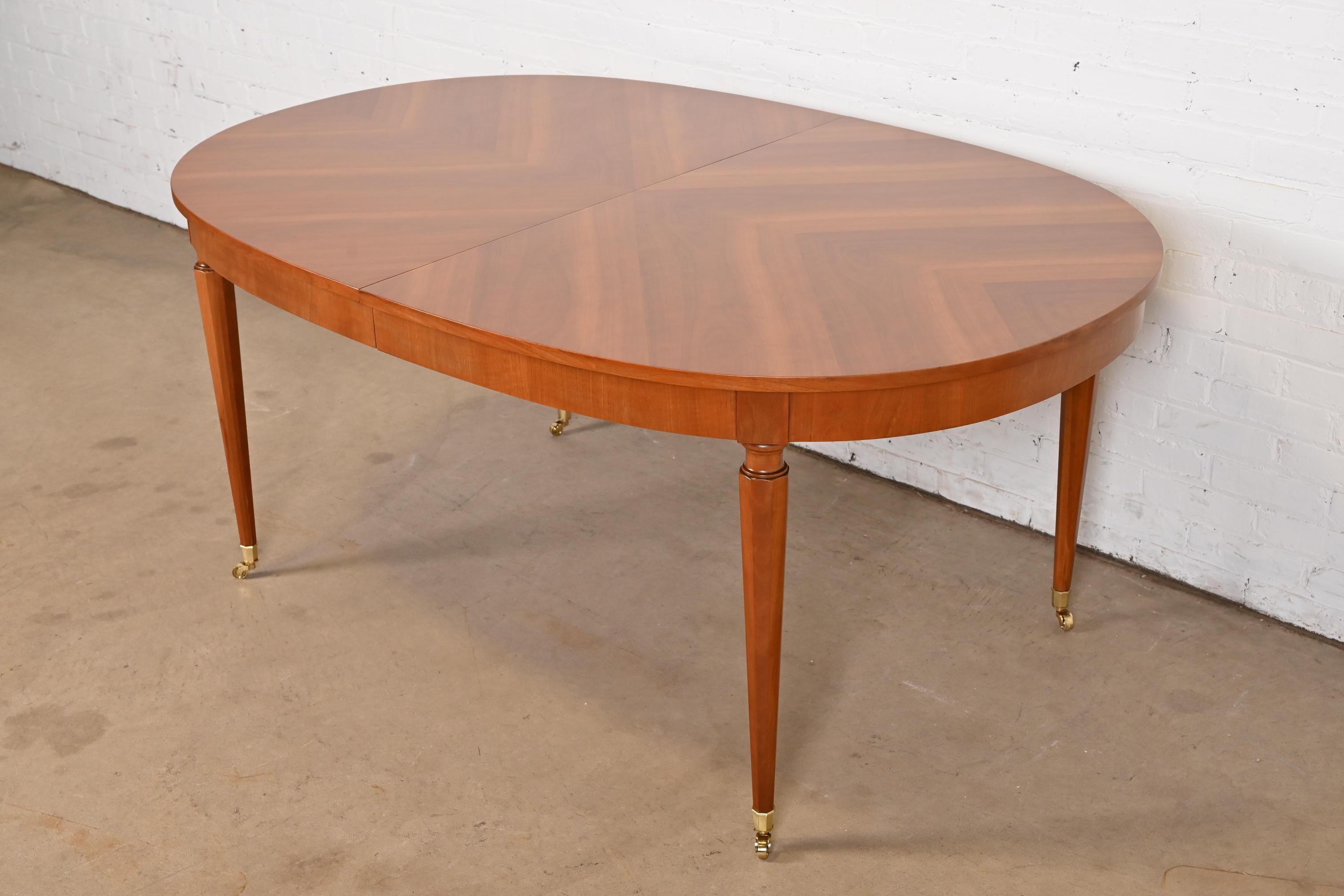 Kindel Furniture Regencia Francesa Luis XVI Mesa de comedor extensible de madera de cerezo en venta 1