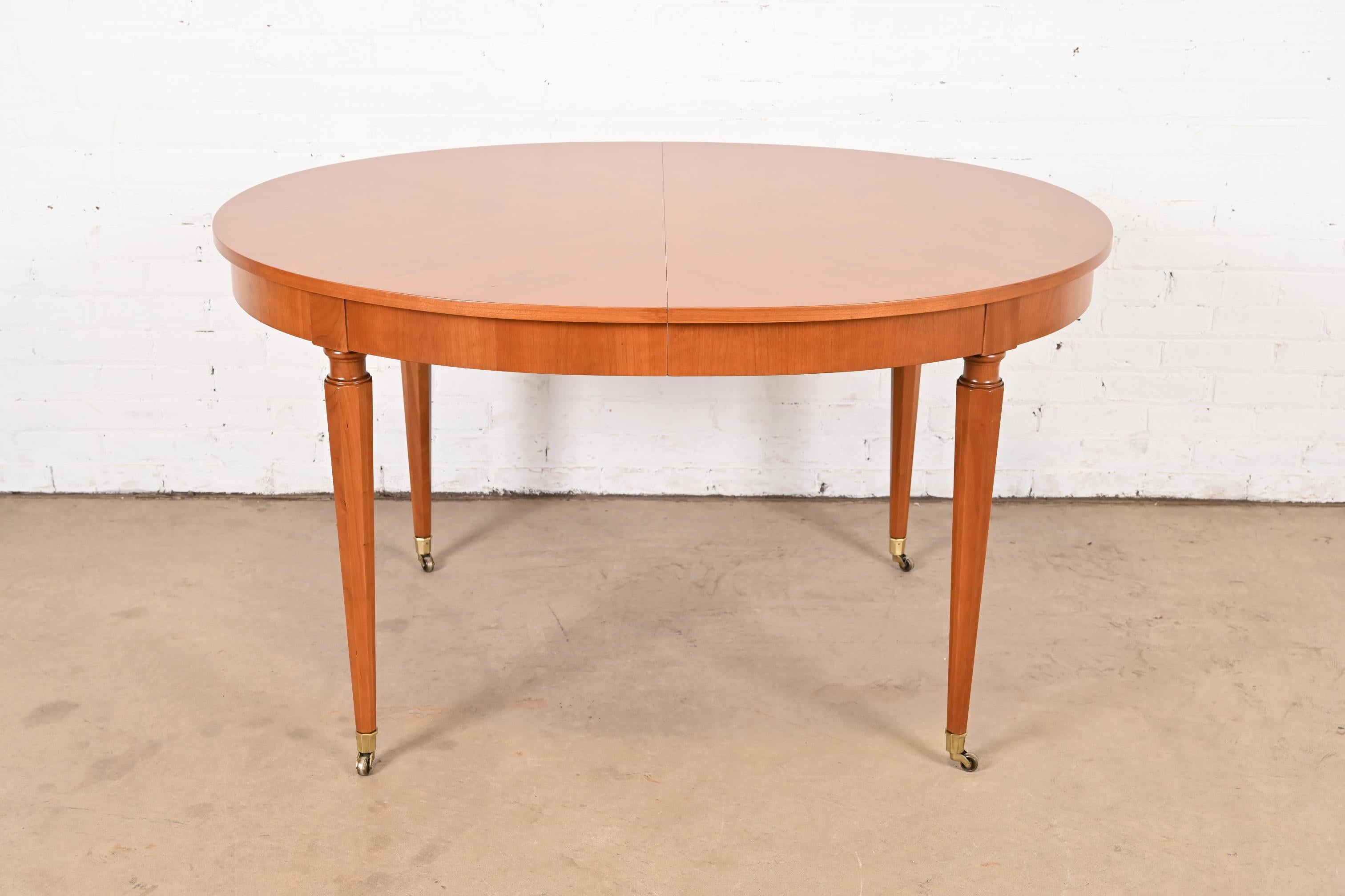 Kindel Furniture table de salle à manger à rallonge de style Régence française Louis XVI en cerisier en vente 2