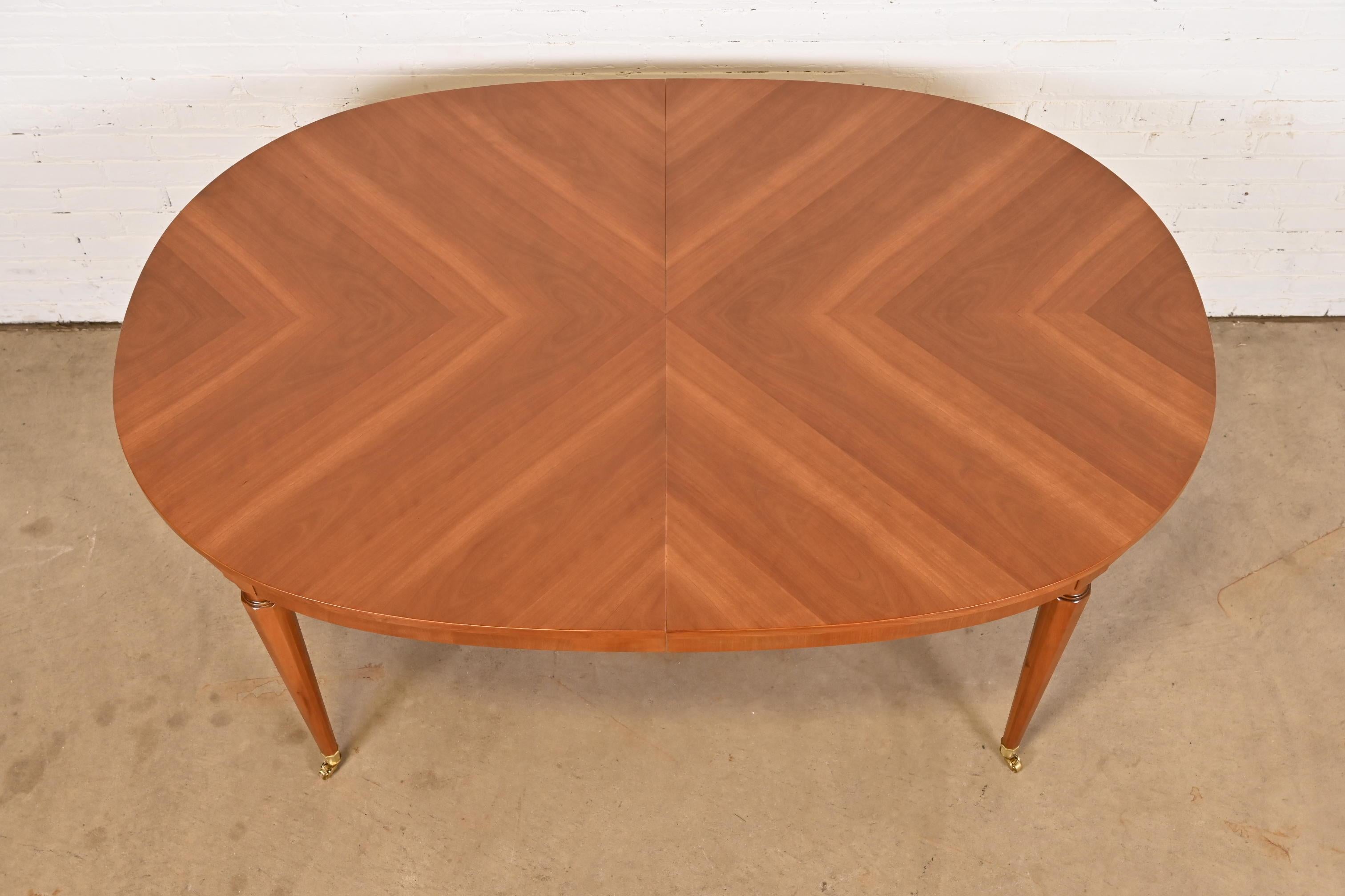 Kindel Furniture Regencia Francesa Luis XVI Mesa de comedor extensible de madera de cerezo en venta 2