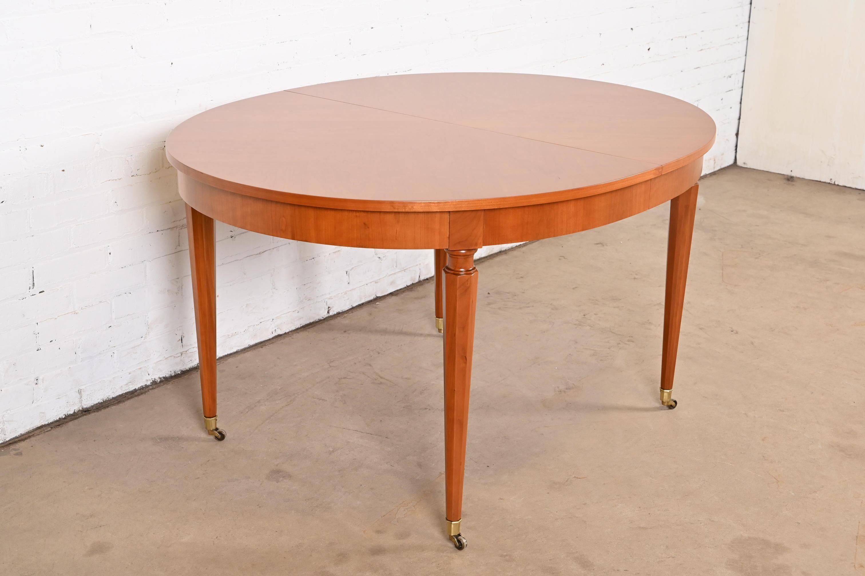 Kindel Furniture table de salle à manger à rallonge de style Régence française Louis XVI en cerisier en vente 3