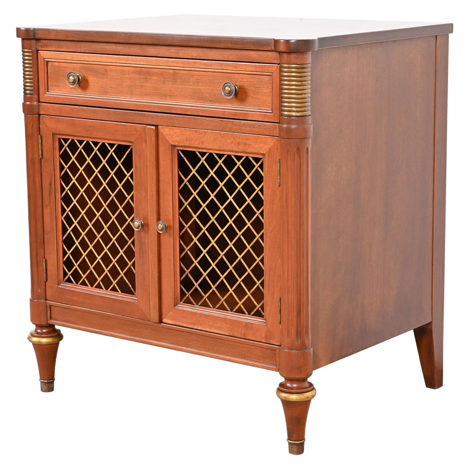 Kindel Furniture Comodino in legno di ciliegio Luigi XVI, raffinato