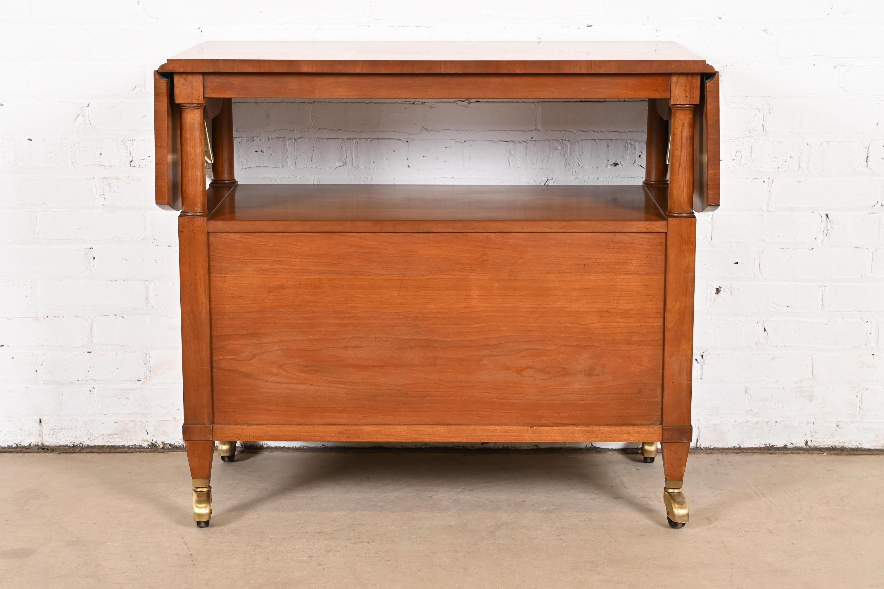 Service à rouleaux ou chariot de bar de style Régence française Louis XVI en merisier Kindel Furniture en vente 5