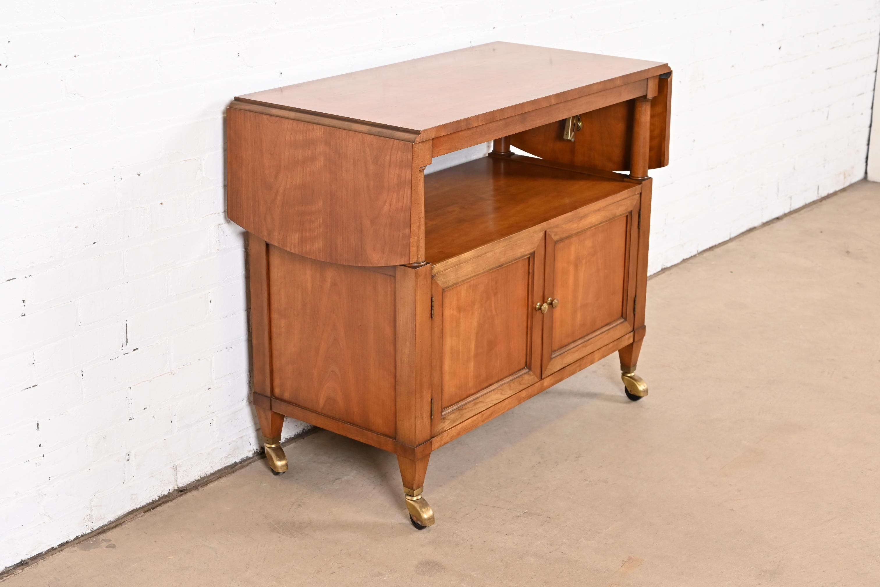 Magnifique buffet roulant ou chariot de bar de style Régence française Louis XVI à feuilles tombantes.

Par Kindel Furniture

USA, Circa 1960

Bois massif de cerisier, avec quincaillerie et roulettes en laiton d'origine.

Dimensions : 35,5 