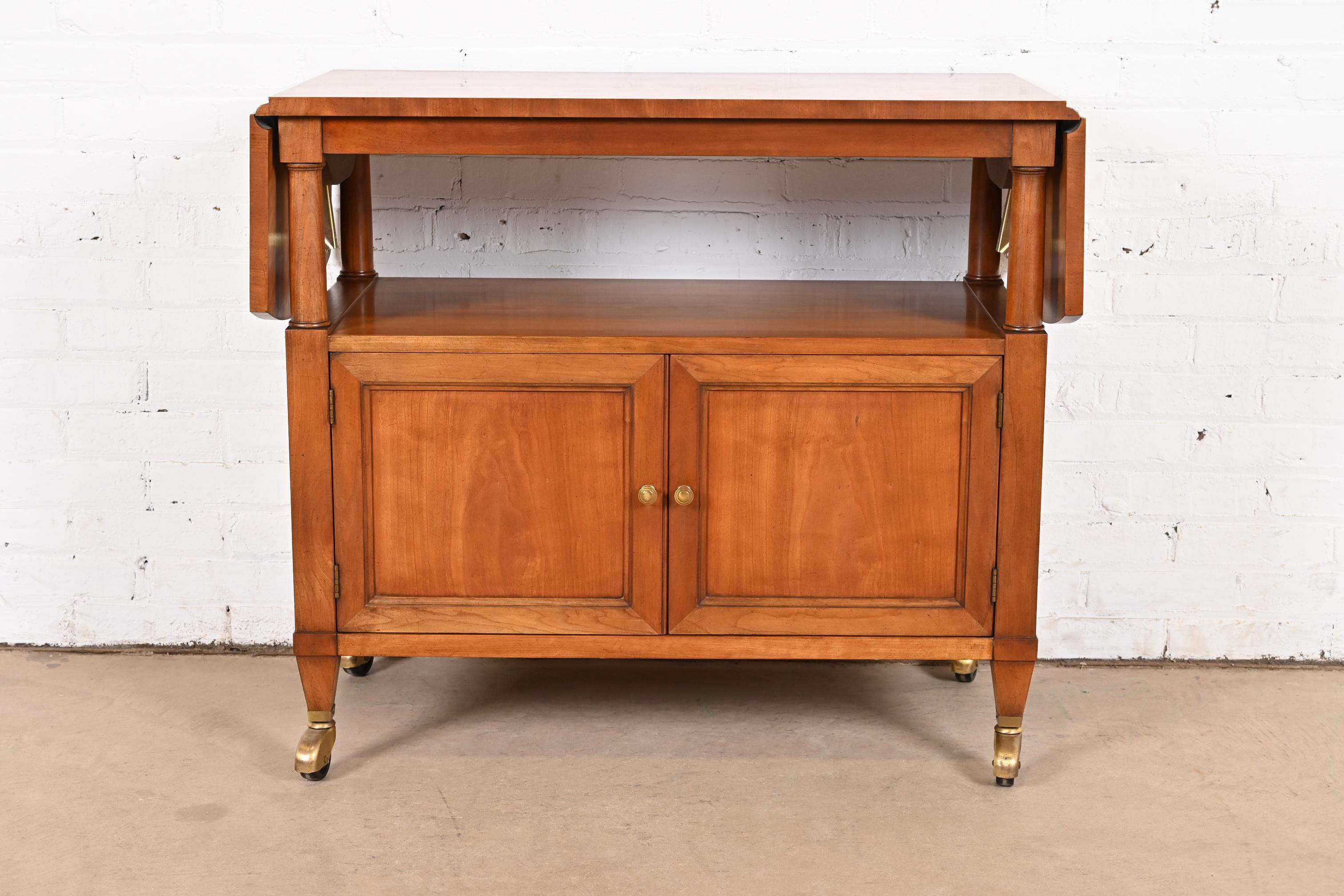 Américain Service à rouleaux ou chariot de bar de style Régence française Louis XVI en merisier Kindel Furniture en vente