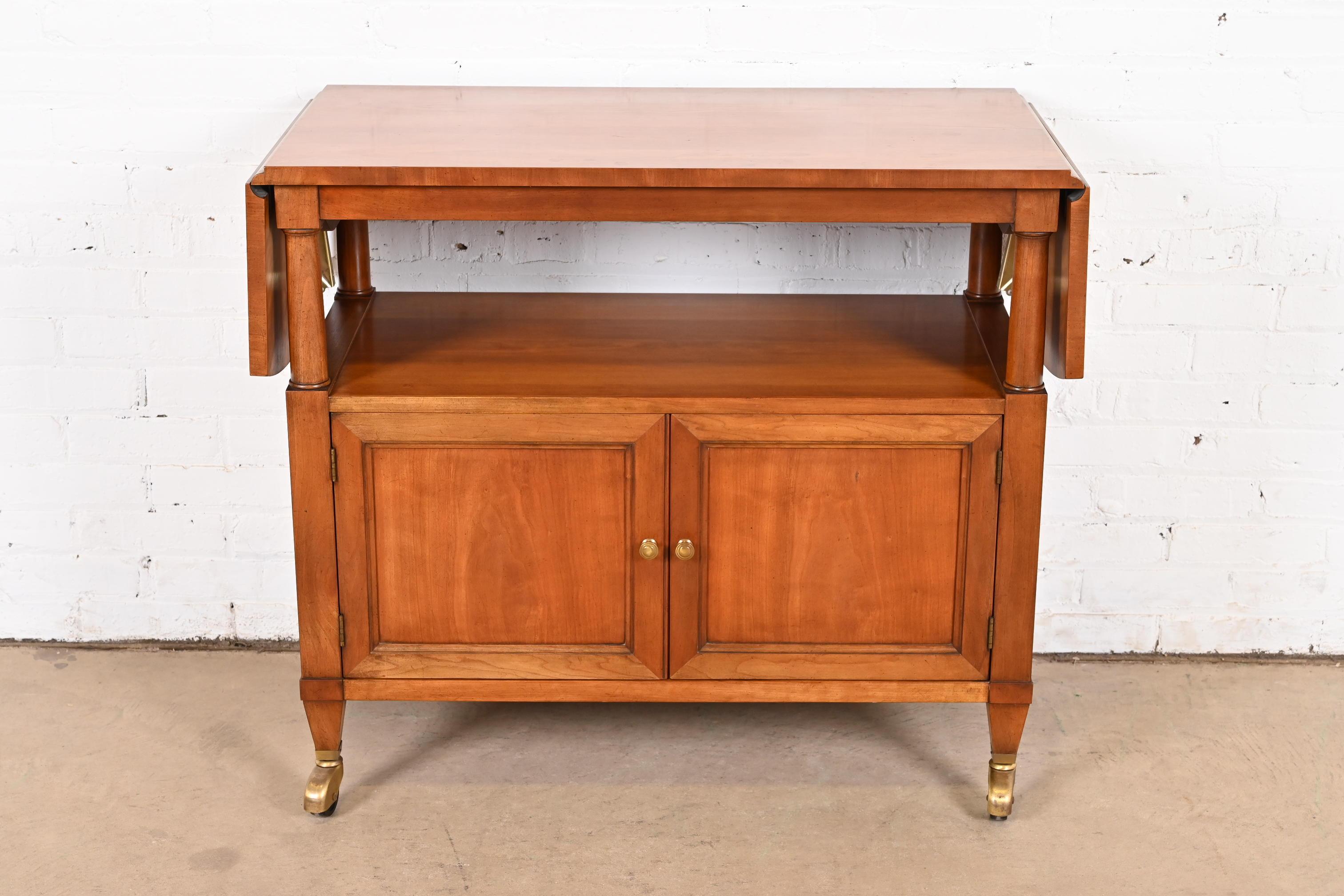 Service à rouleaux ou chariot de bar de style Régence française Louis XVI en merisier Kindel Furniture Bon état - En vente à South Bend, IN