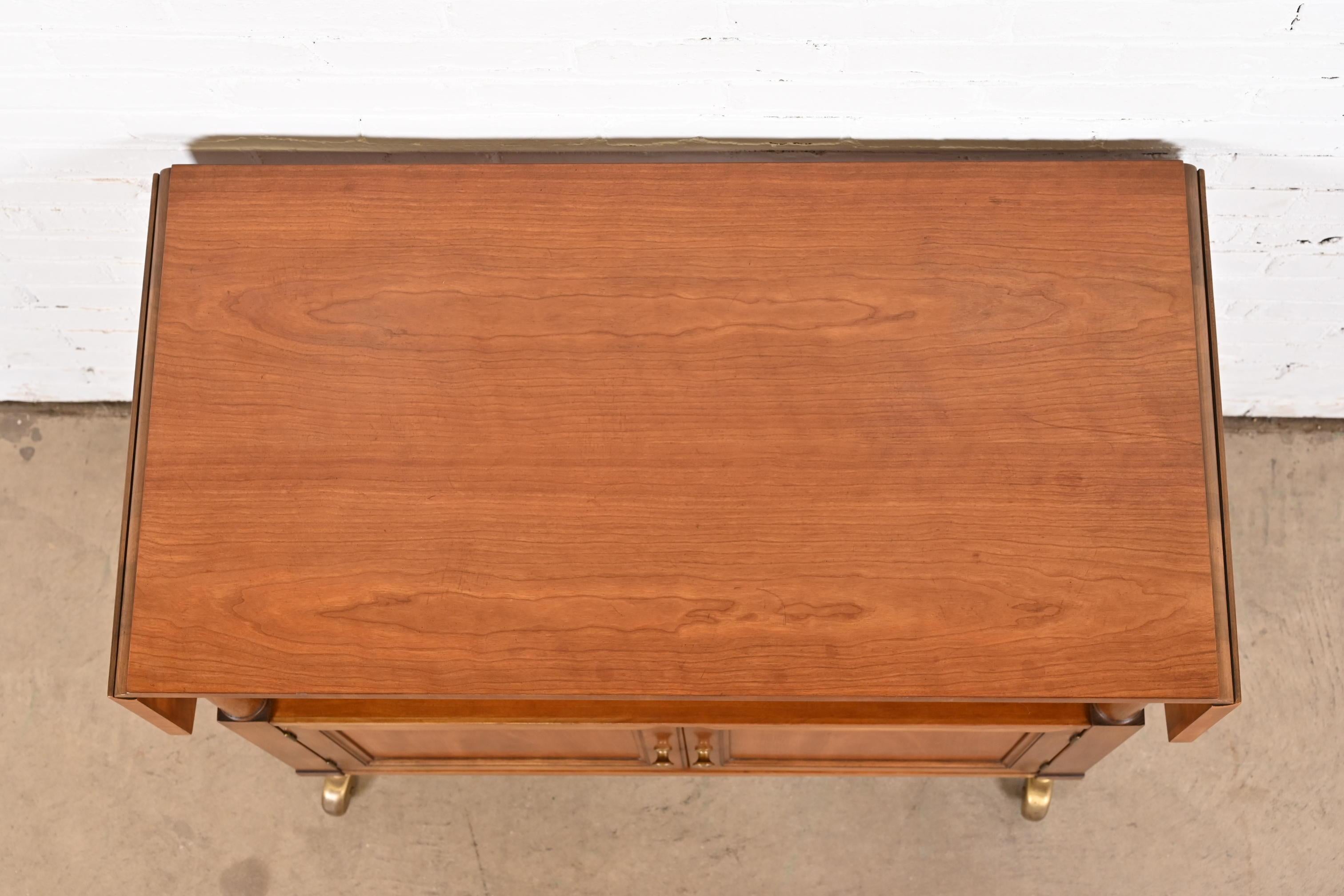 Milieu du XXe siècle Service à rouleaux ou chariot de bar de style Régence française Louis XVI en merisier Kindel Furniture en vente