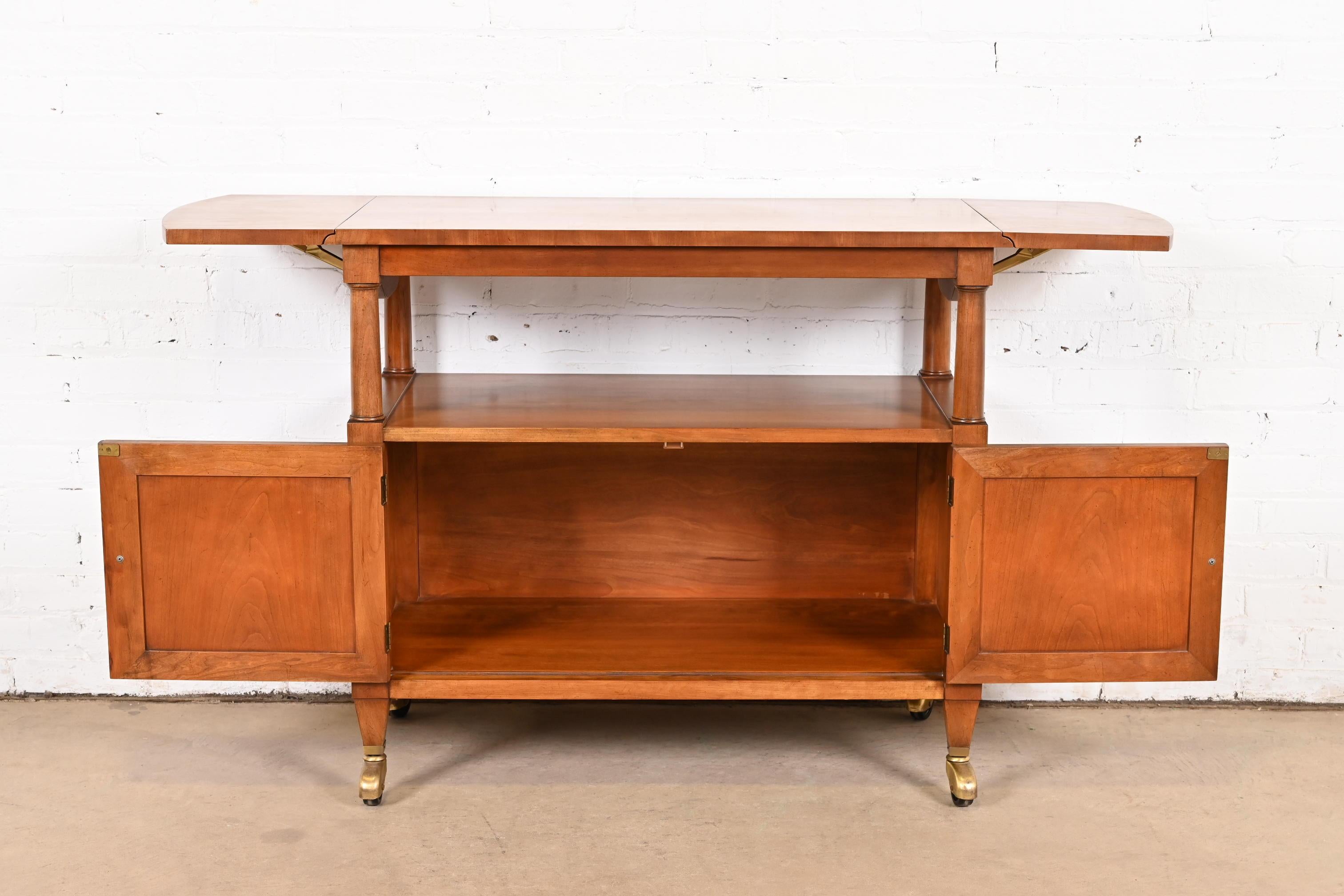 Service à rouleaux ou chariot de bar de style Régence française Louis XVI en merisier Kindel Furniture en vente 1