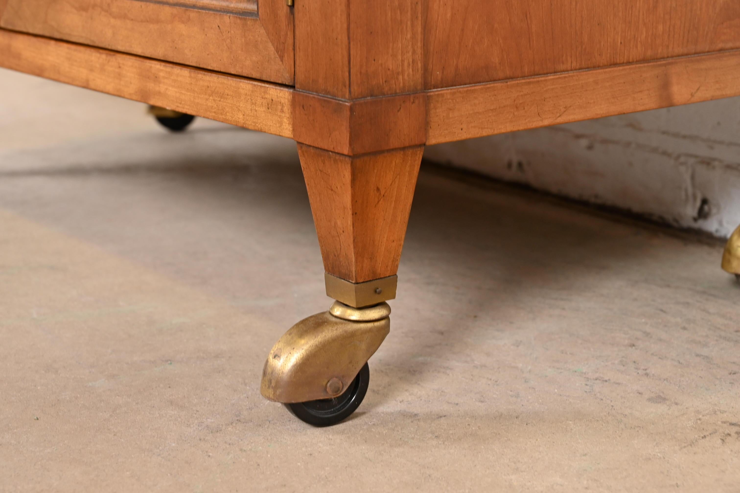 Service à rouleaux ou chariot de bar de style Régence française Louis XVI en merisier Kindel Furniture en vente 3