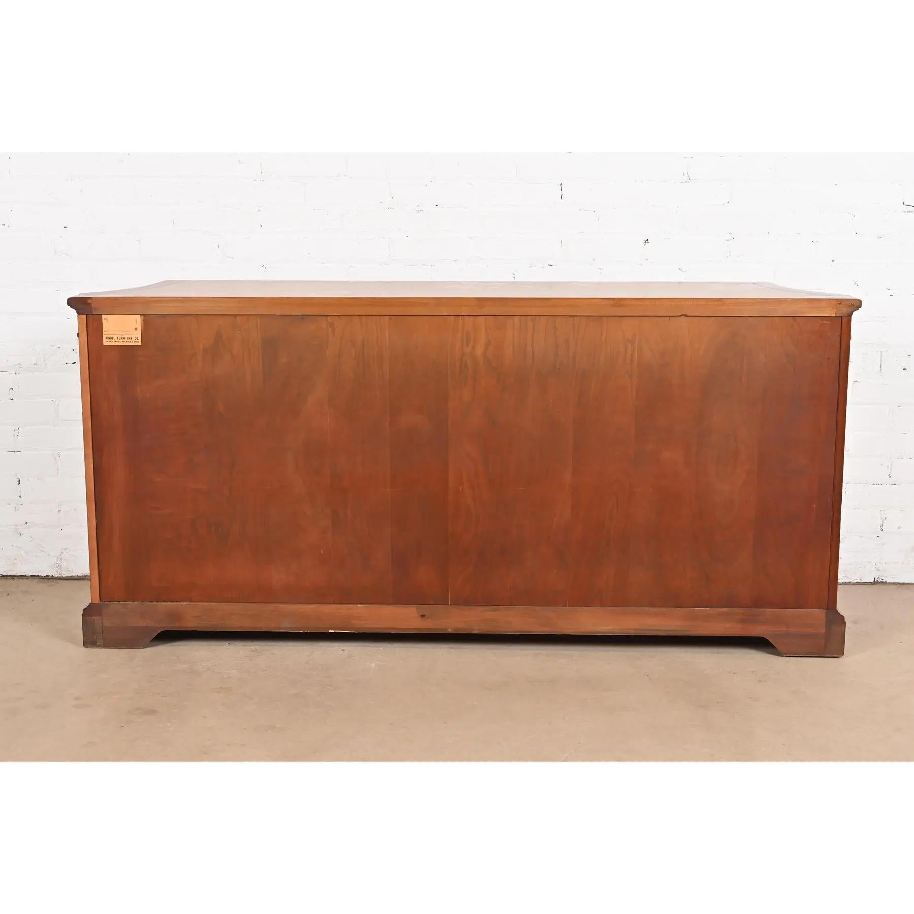 Kindel Furniture Französisches Regency Louis XVI Kirschbaumholz Sideboard oder Barschrank im Angebot 3