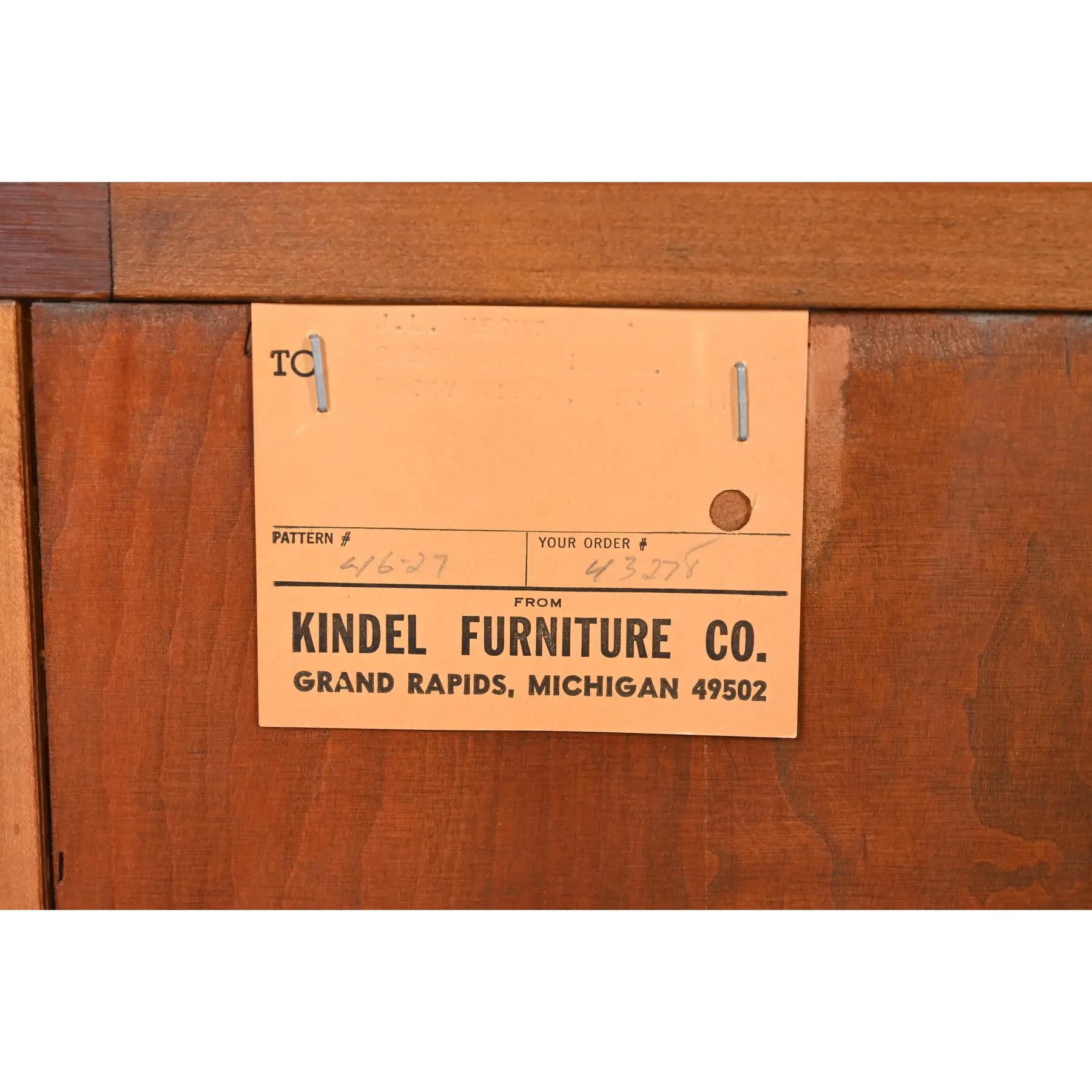 Kindel Furniture Französisches Regency Louis XVI Kirschbaumholz Sideboard oder Barschrank im Angebot 4