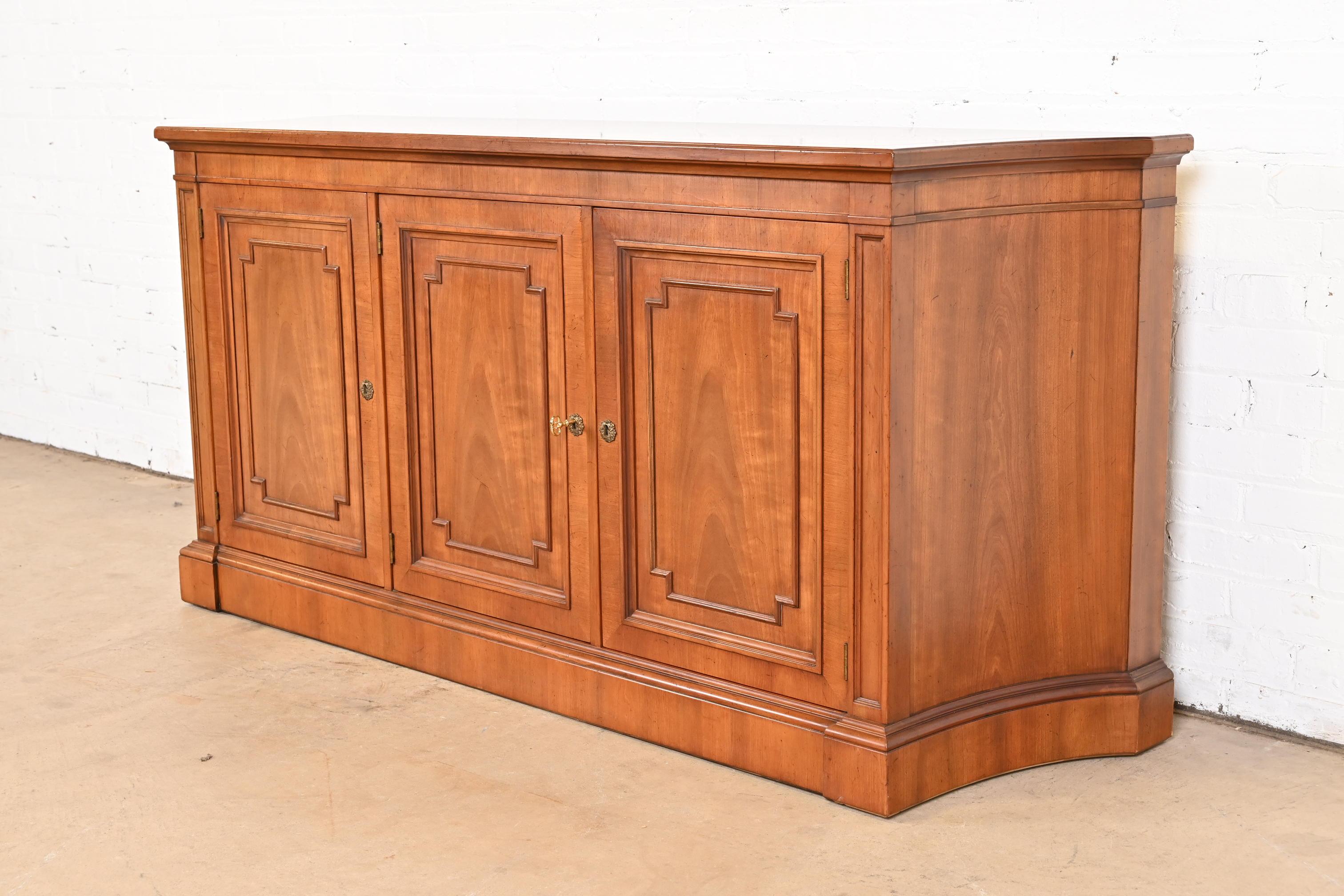 A gorgeous mid-century French Regency Louis XVI style sideboard, credenza, or bar cabinet

By Kindel Furniture

USA, 1960s

Solid cherry wood, with original brass hardware. Cabinet locks, and key is included.

Measures: 66