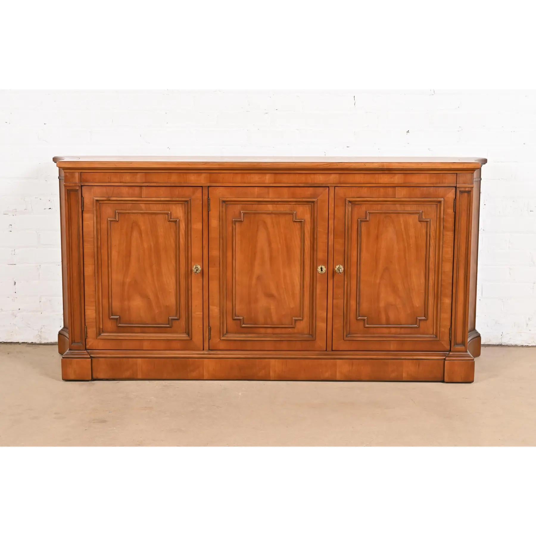 Ein wunderschönes französisches Sideboard, eine Kredenz oder ein Barschrank im Louis-XVI-Stil aus der Mitte des Jahrhunderts

Von Kindel Möbel

USA, ca. 1960er Jahre

Massives Kirschbaumholz, mit originalen Messingbeschlägen. Die Schränke sind