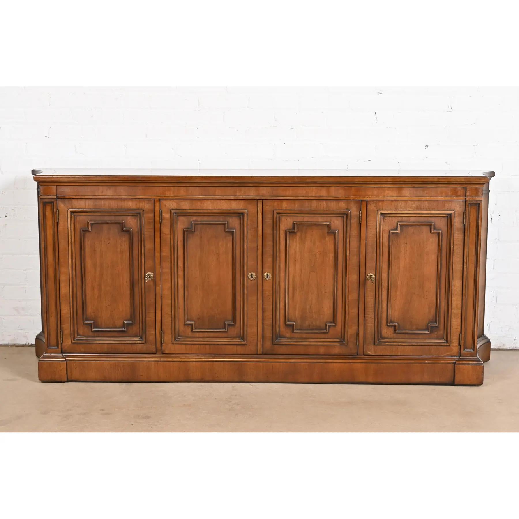 A gorgeous French Regency Louis XVI style cherry wood sideboard, credenza, or bar cabinet

By Kindel Furniture

USA, Circa 1960s

Gorgeous carved solid cherry wood, with original brass hardware.

Measures: 73.88