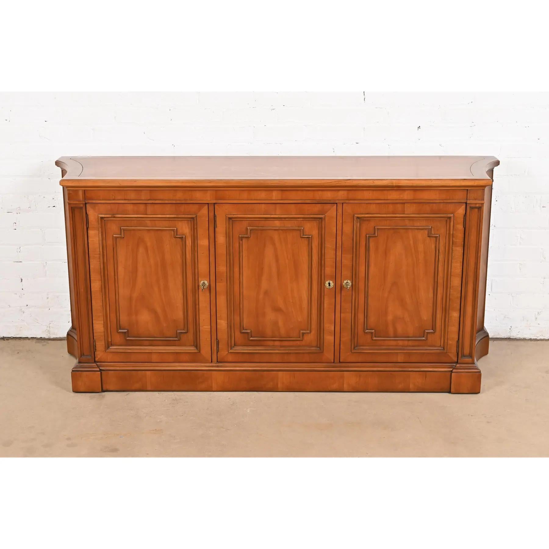 Kindel Furniture Französisches Regency Louis XVI Kirschbaumholz Sideboard oder Barschrank (Louis XVI.) im Angebot