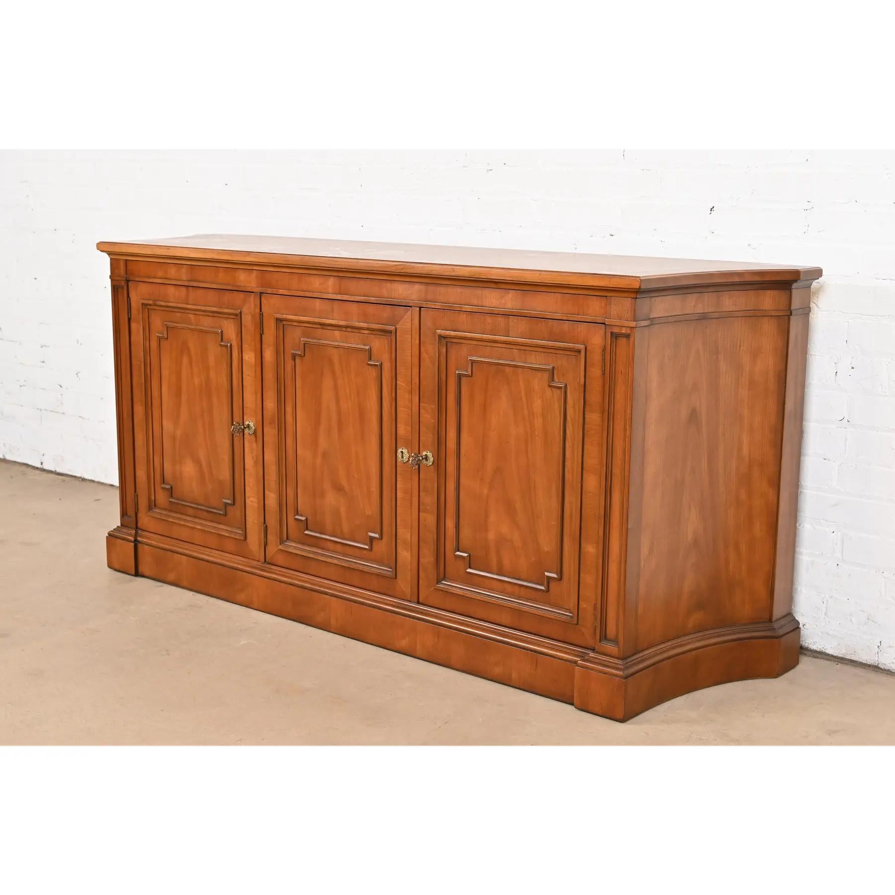 Kindel Furniture Französisches Regency Louis XVI Kirschbaumholz Sideboard oder Barschrank (amerikanisch) im Angebot