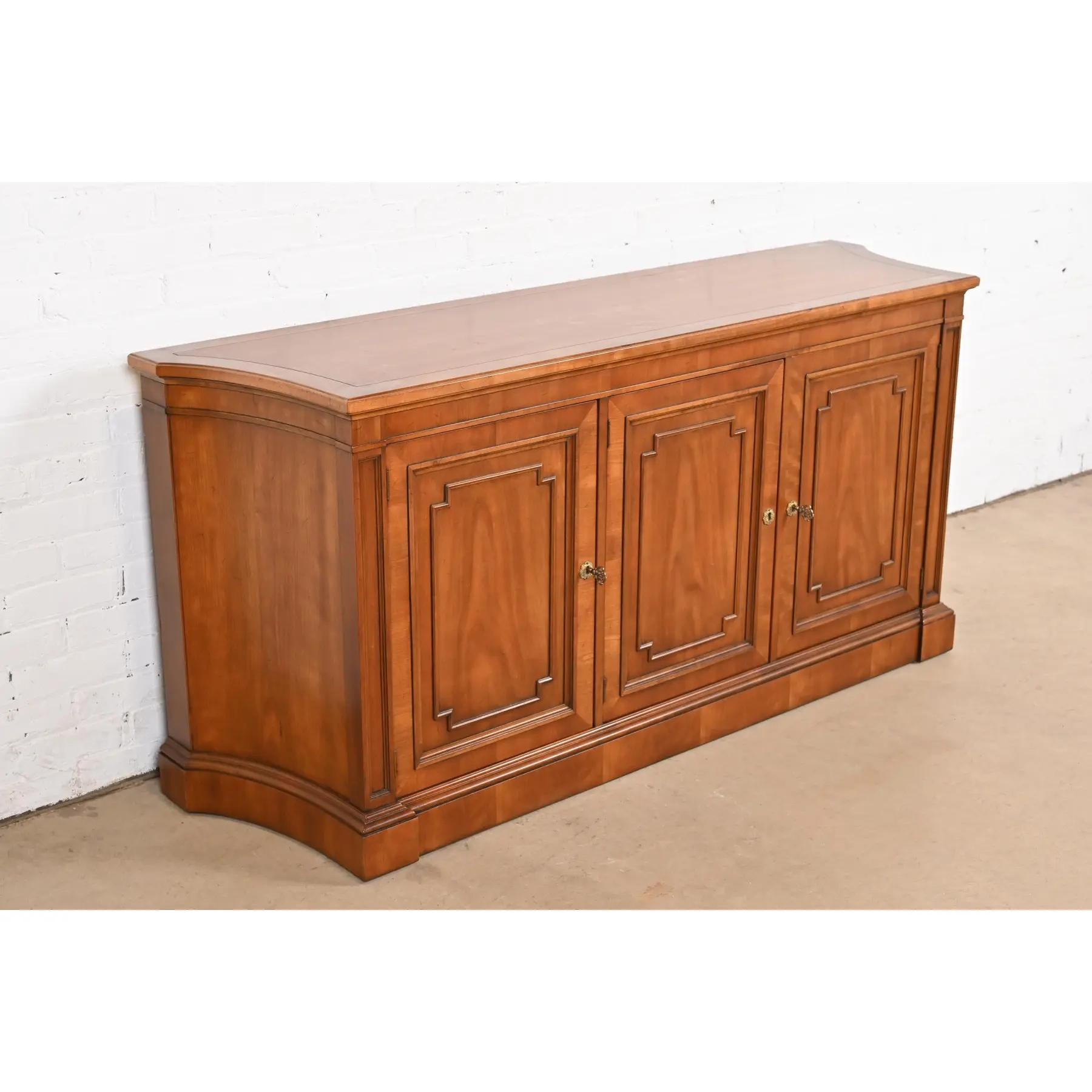 Kindel Furniture Französisches Regency Louis XVI Kirschbaumholz Sideboard oder Barschrank im Zustand „Gut“ im Angebot in South Bend, IN
