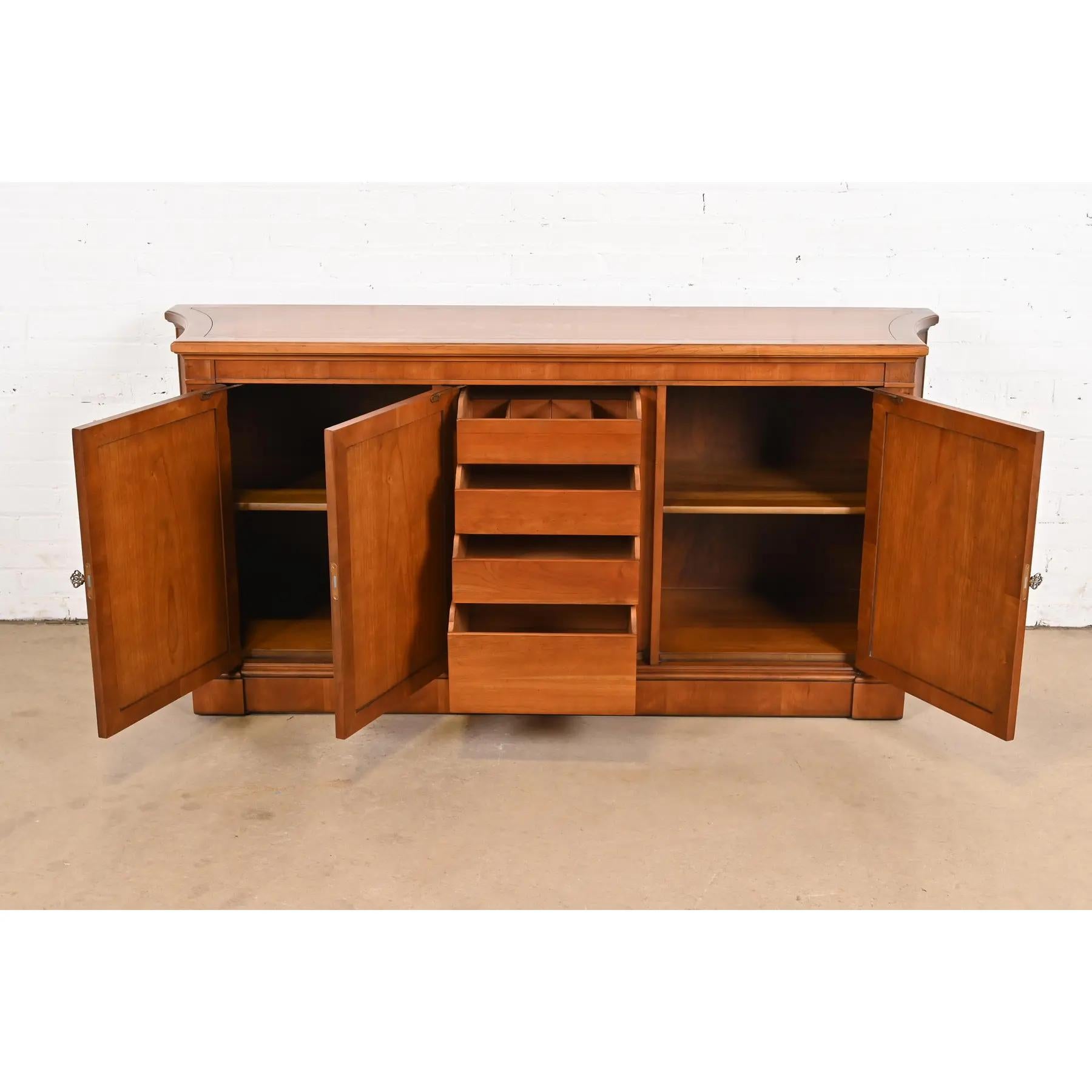 Kindel Furniture Französisches Regency Louis XVI Kirschbaumholz Sideboard oder Barschrank (Mitte des 20. Jahrhunderts) im Angebot