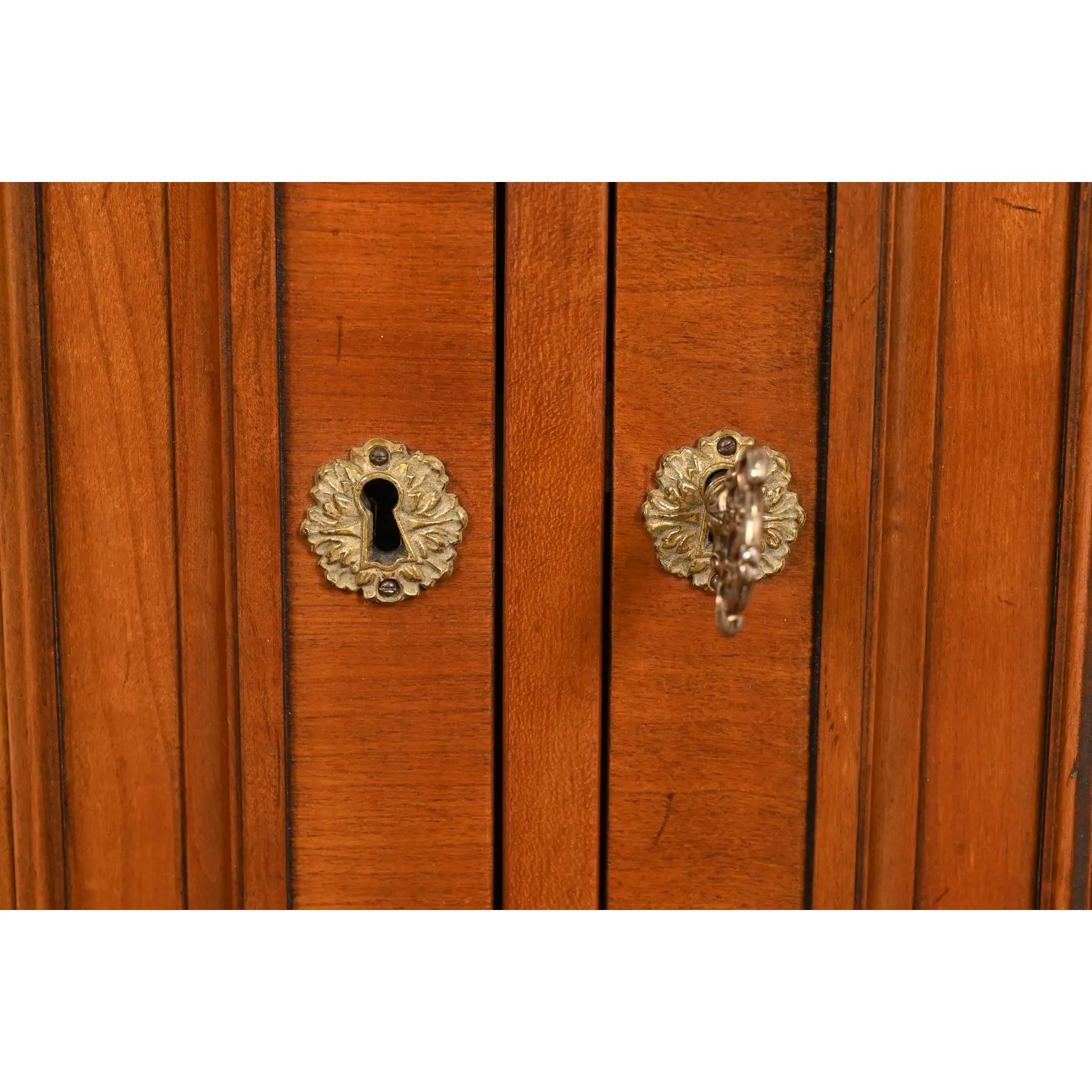 Kindel Furniture Französisches Regency Louis XVI Kirschbaumholz Sideboard oder Barschrank (Messing) im Angebot