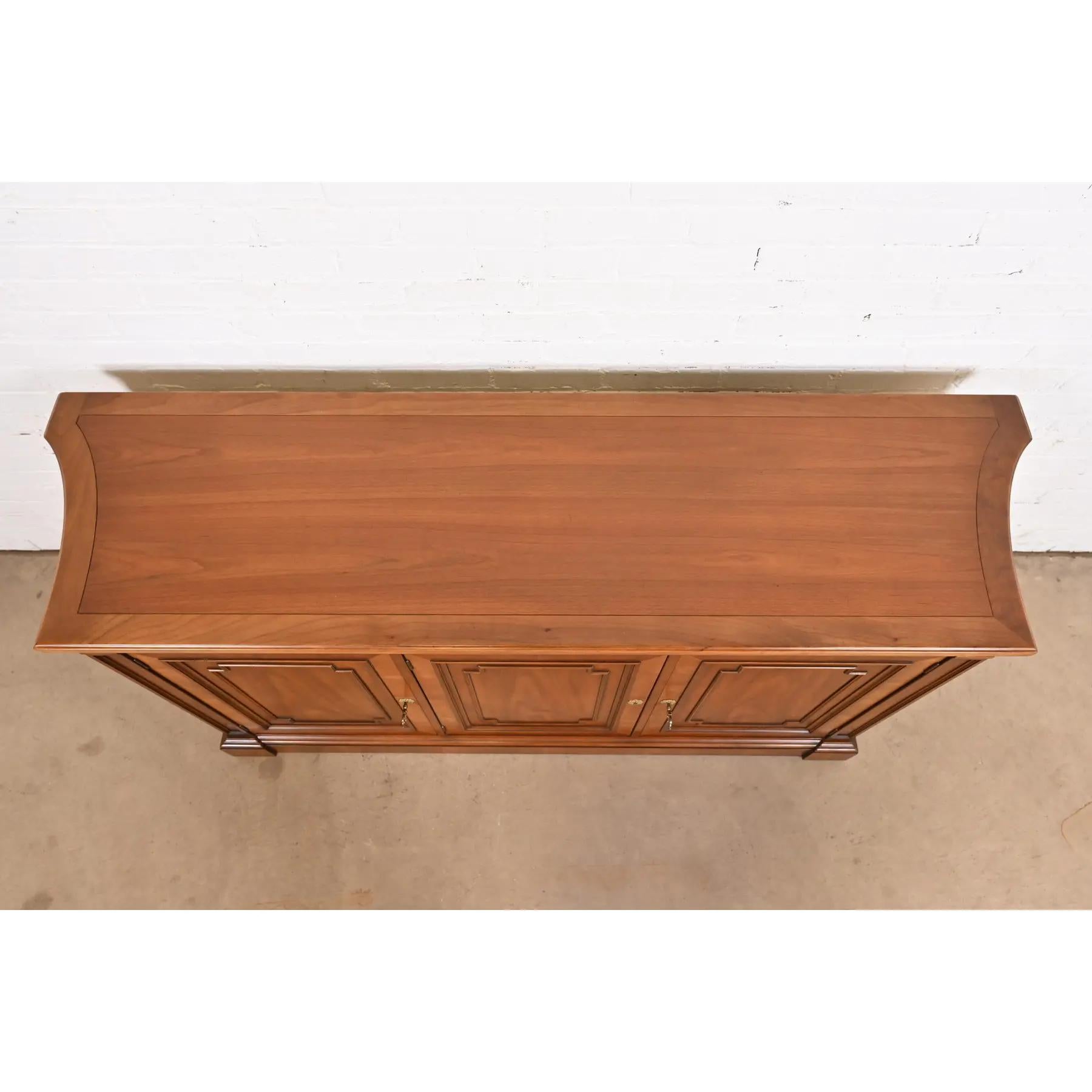 Kindel Furniture Französisches Regency Louis XVI Kirschbaumholz Sideboard oder Barschrank im Angebot 2