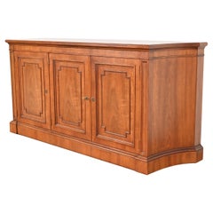 Kindel Furniture Französisches Regency Louis XVI Kirschbaumholz Sideboard oder Barschrank