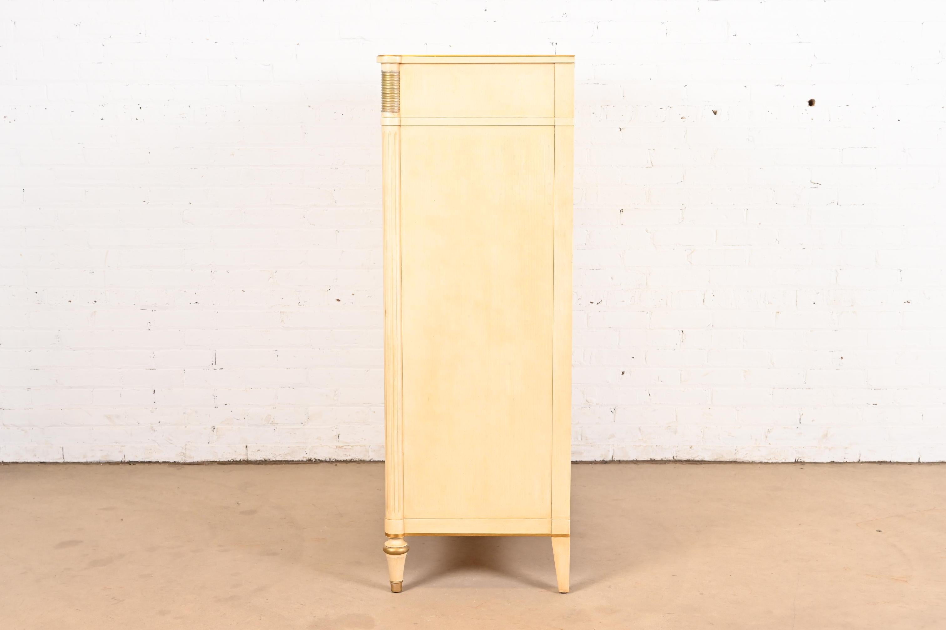 Kindel Furniture commode de gentleman de style Régence française Louis XVI laquée crème en vente 5