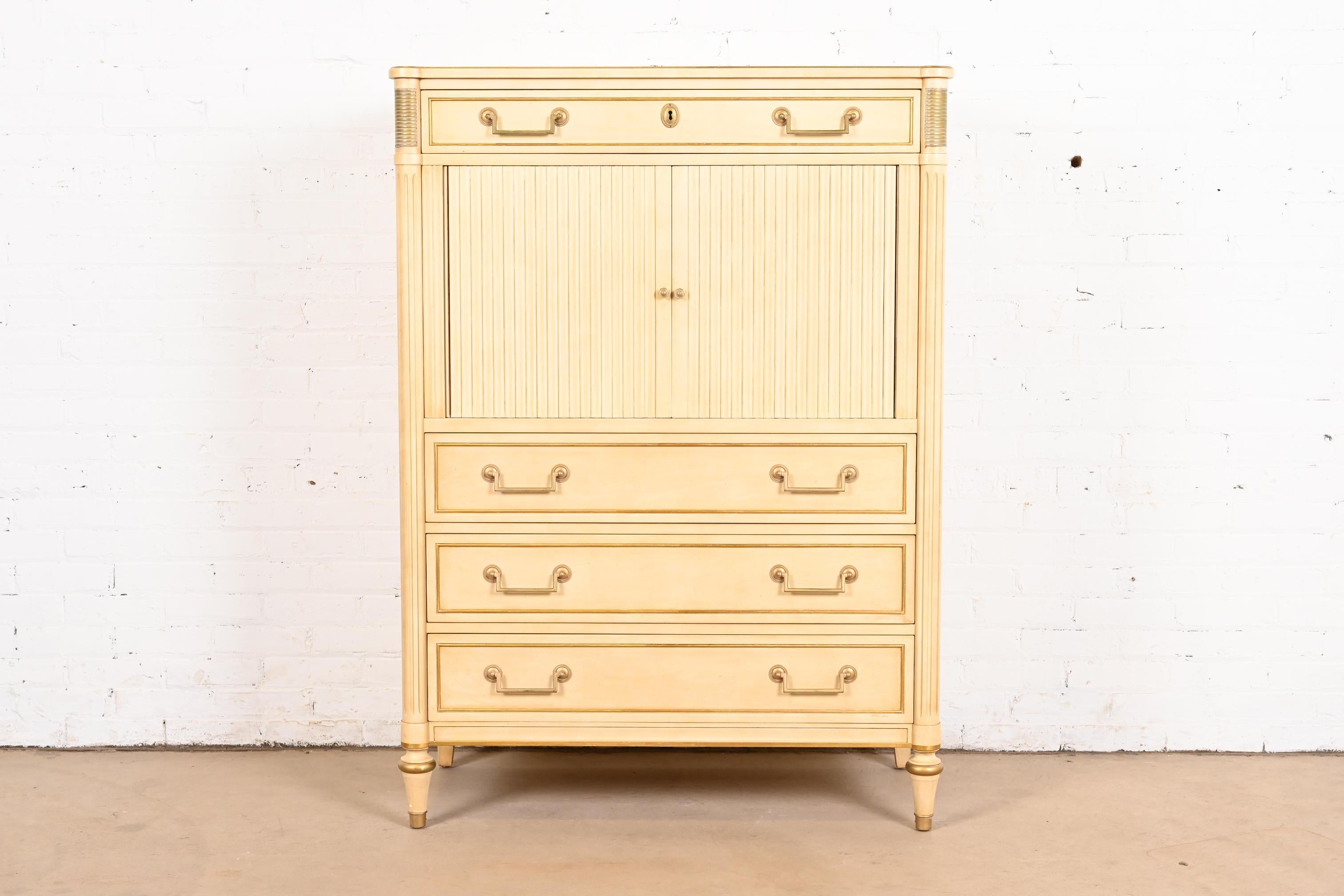 Magnifique commode pour homme de style Louis XVI de la Régence française.

Par Kindel Furniture

USA, Circa 1960

Bois massif de cerisier sculpté, laqué crème d'origine, avec détails dorés et laiton monté, et quincaillerie en laiton
