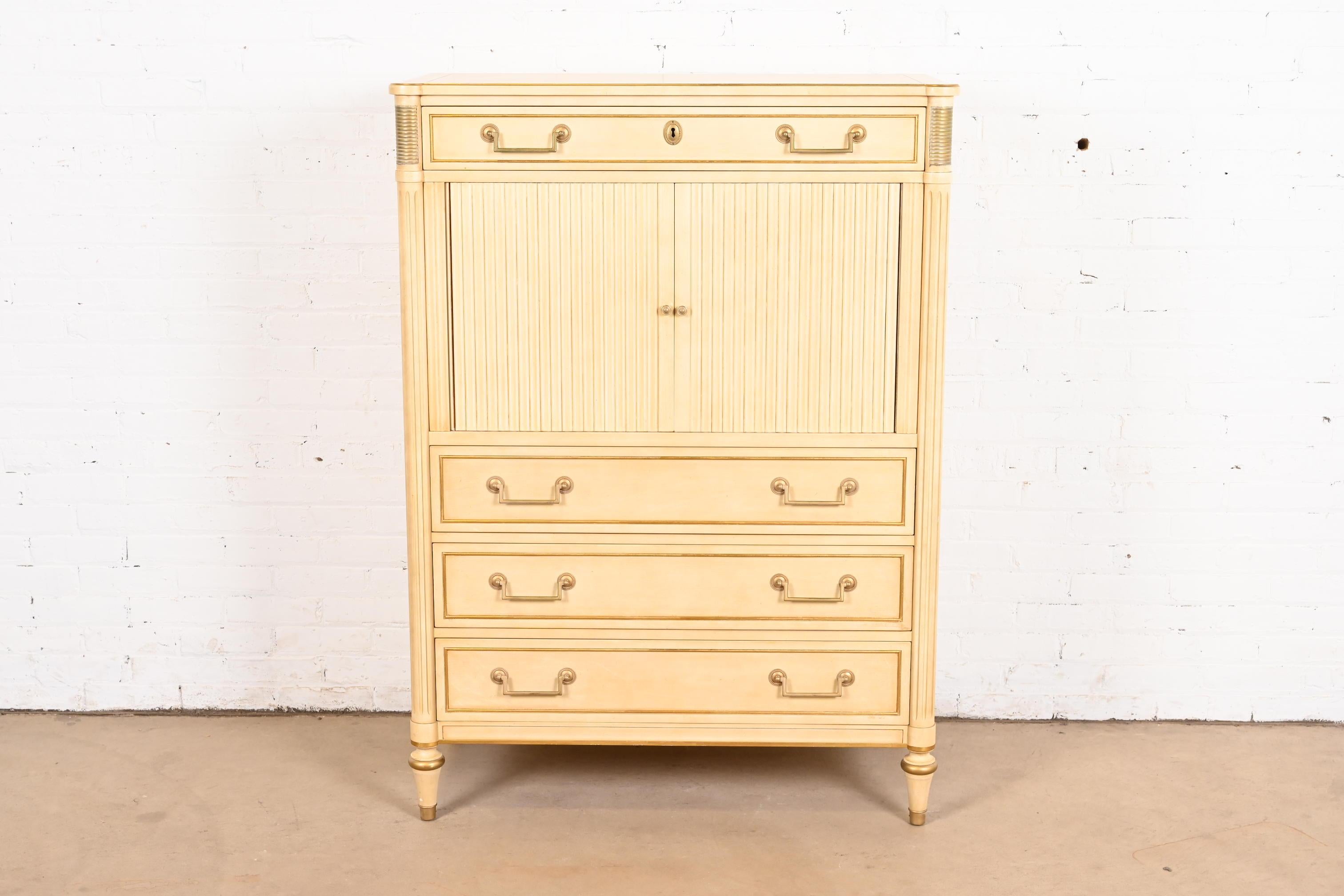 Américain Kindel Furniture commode de gentleman de style Régence française Louis XVI laquée crème en vente