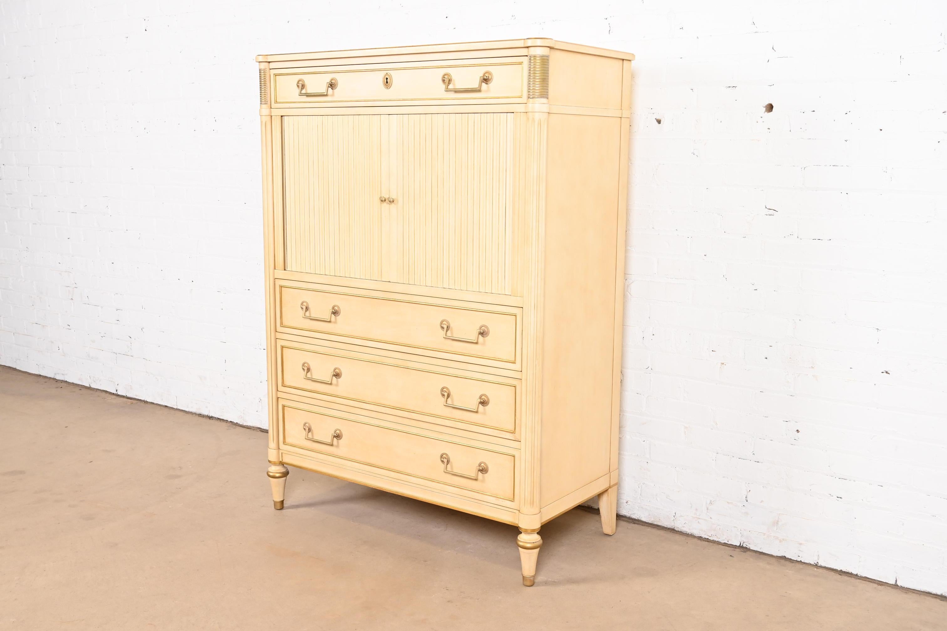 Kindel Furniture commode de gentleman de style Régence française Louis XVI laquée crème Bon état - En vente à South Bend, IN