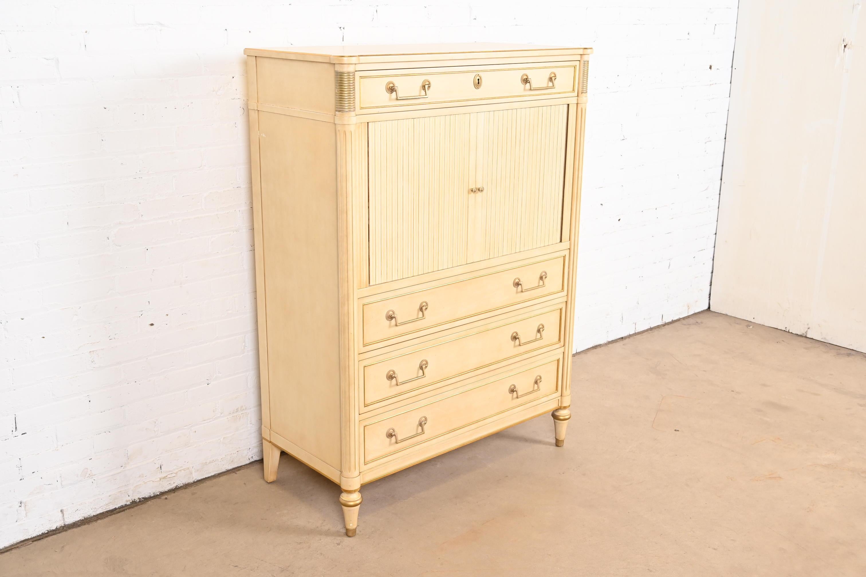 Milieu du XXe siècle Kindel Furniture commode de gentleman de style Régence française Louis XVI laquée crème en vente
