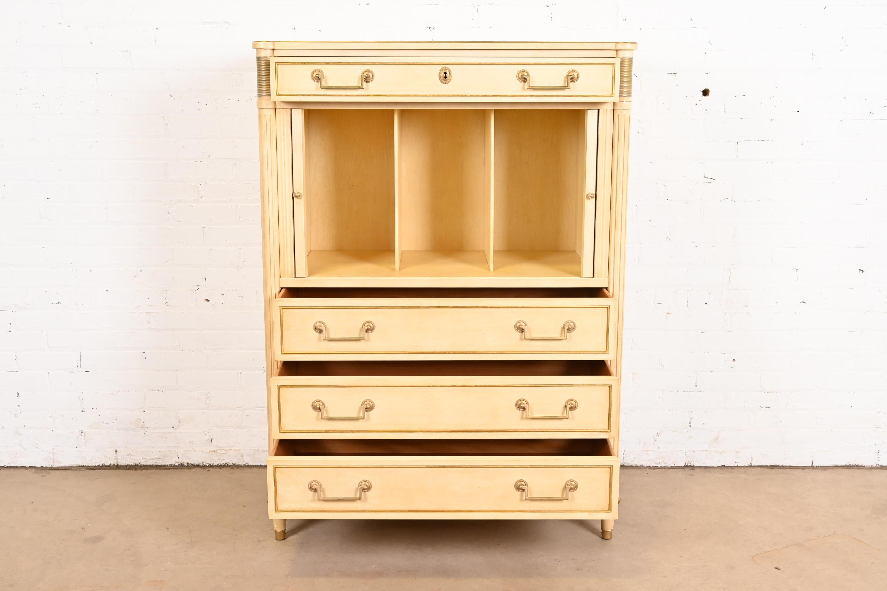 Laiton Kindel Furniture commode de gentleman de style Régence française Louis XVI laquée crème en vente