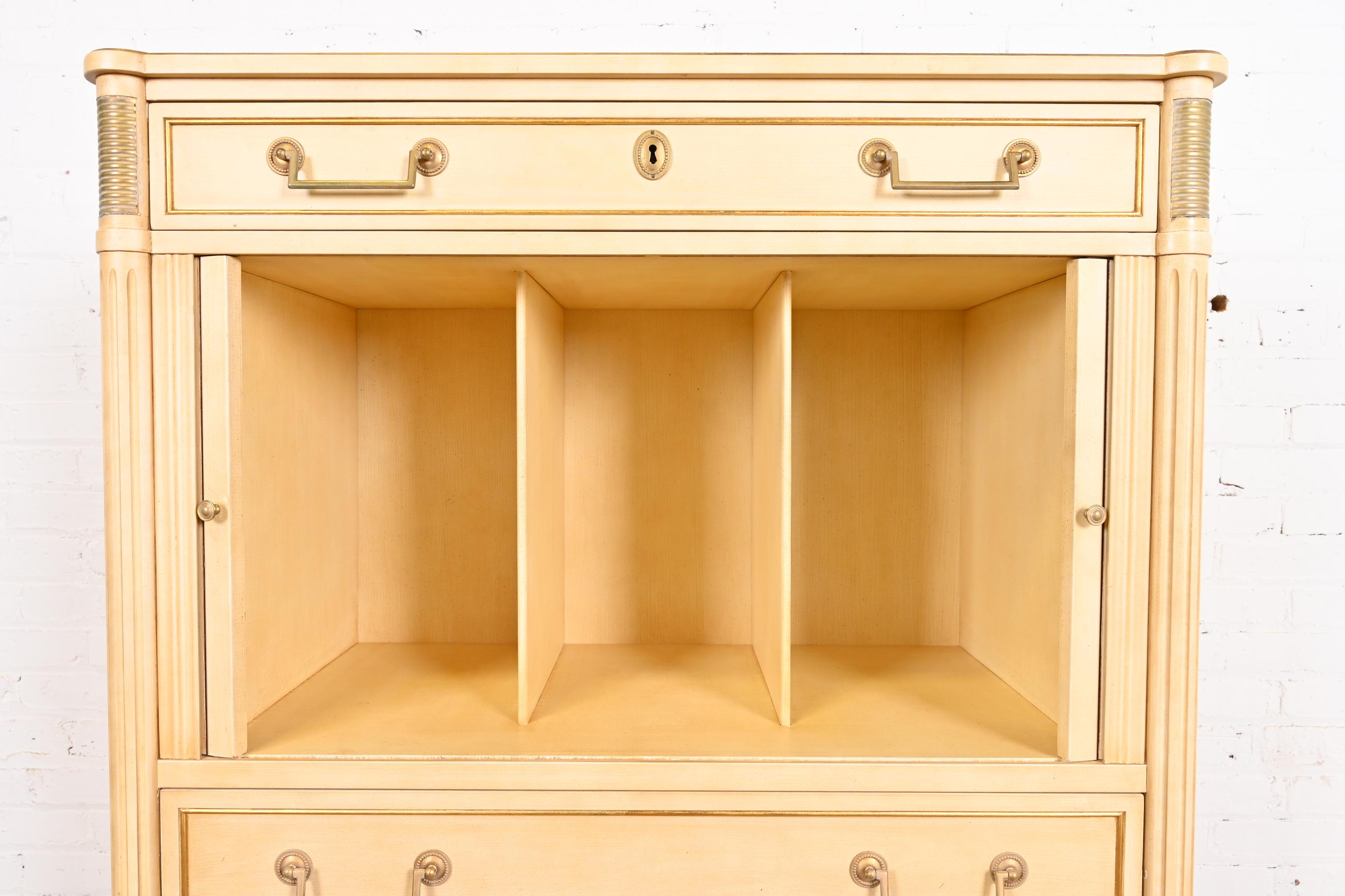 Kindel Furniture commode de gentleman de style Régence française Louis XVI laquée crème en vente 1