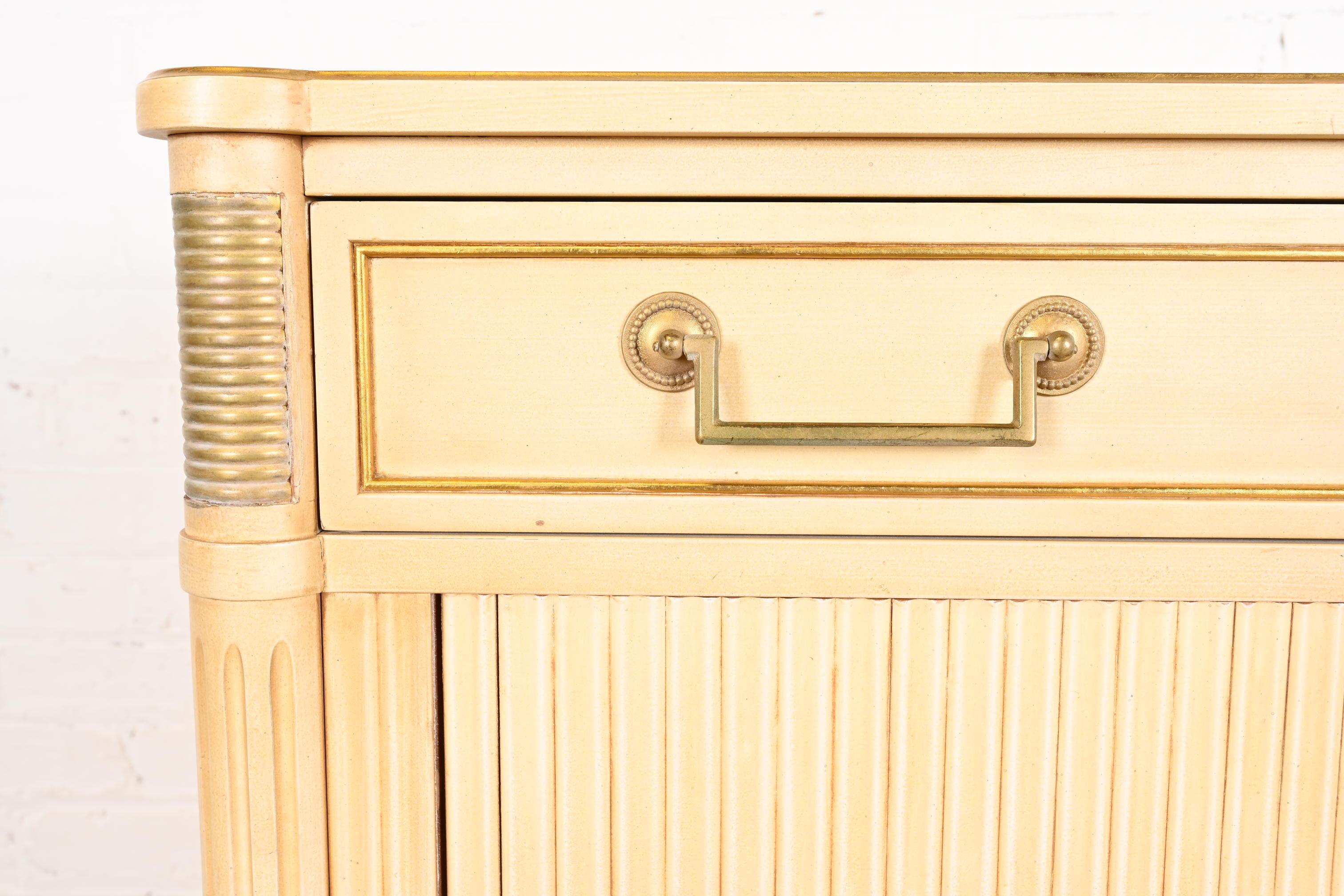 Kindel Furniture commode de gentleman de style Régence française Louis XVI laquée crème en vente 2